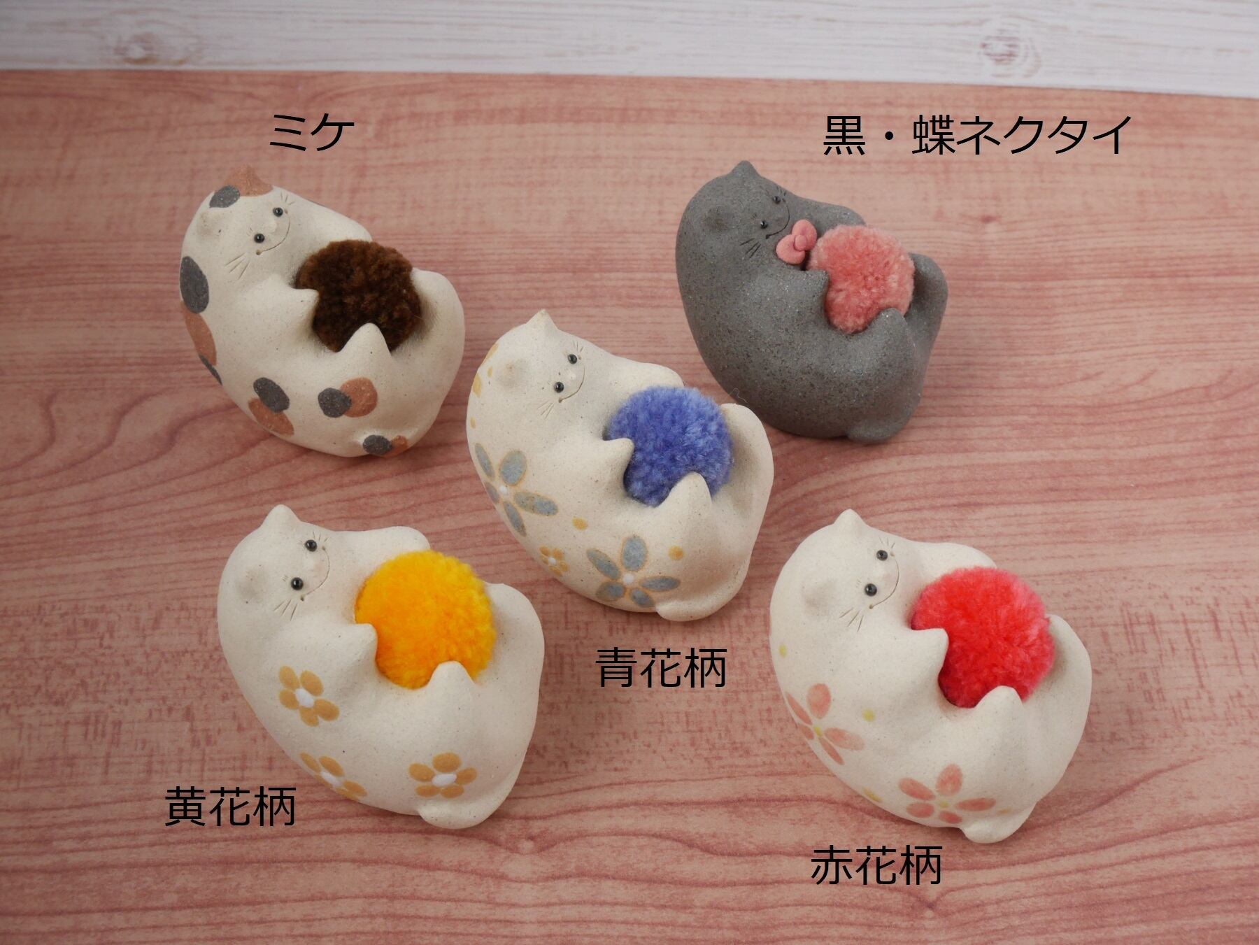 オリジナル陶器猫「ねこのひげ枕」へそ天タイプ 子ねこ 赤花柄 | Dela猫