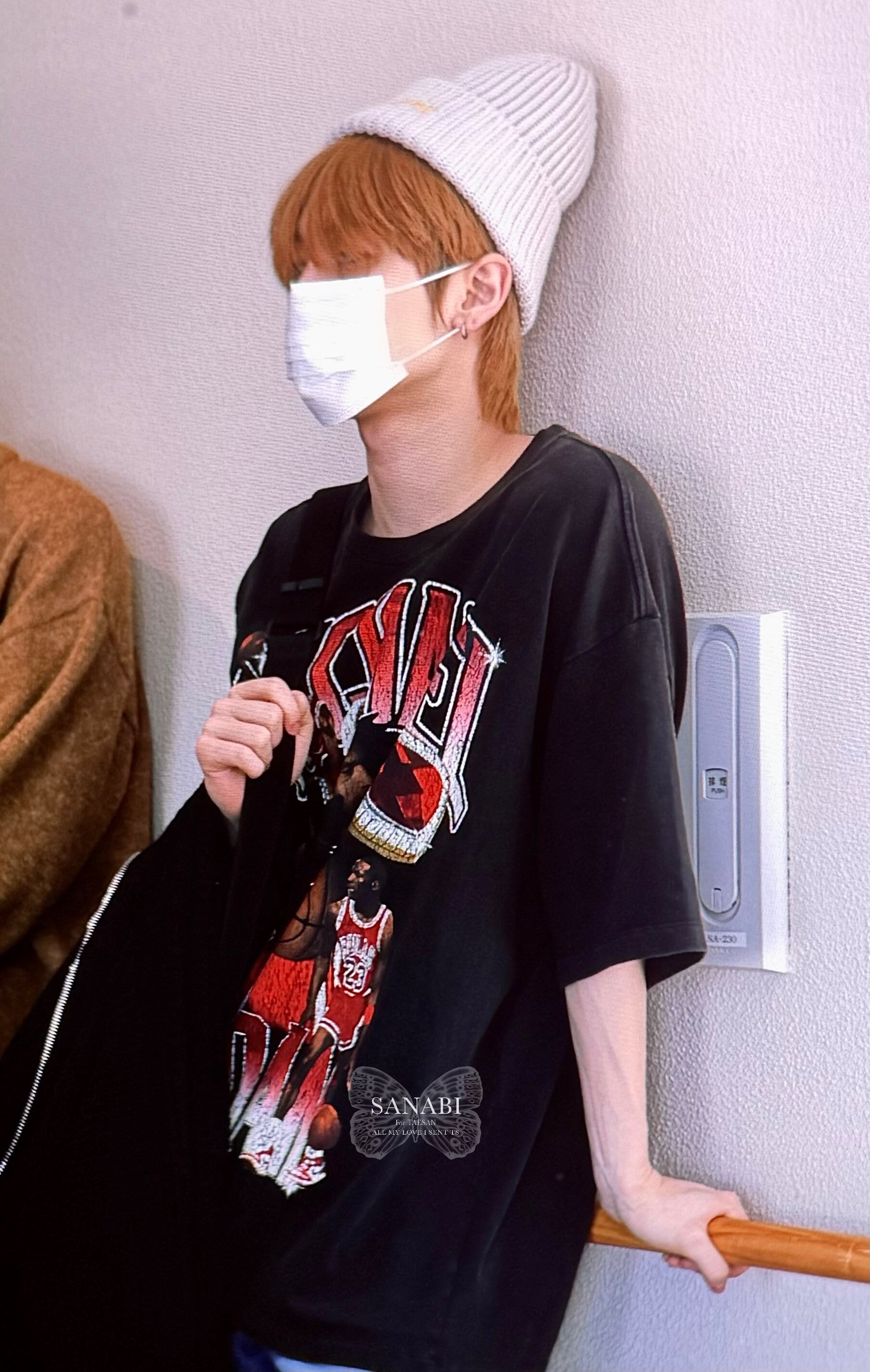 【XL】NIKE New Jeans コラボ Tシャツ スモールプリントバニーズ XL】NIKE New Jeans コラボ Tシャツ スモールプリントバニーズ L】NIKE