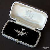 アンティークジュエリー シルバー935 レッドアイ ツバメブローチ