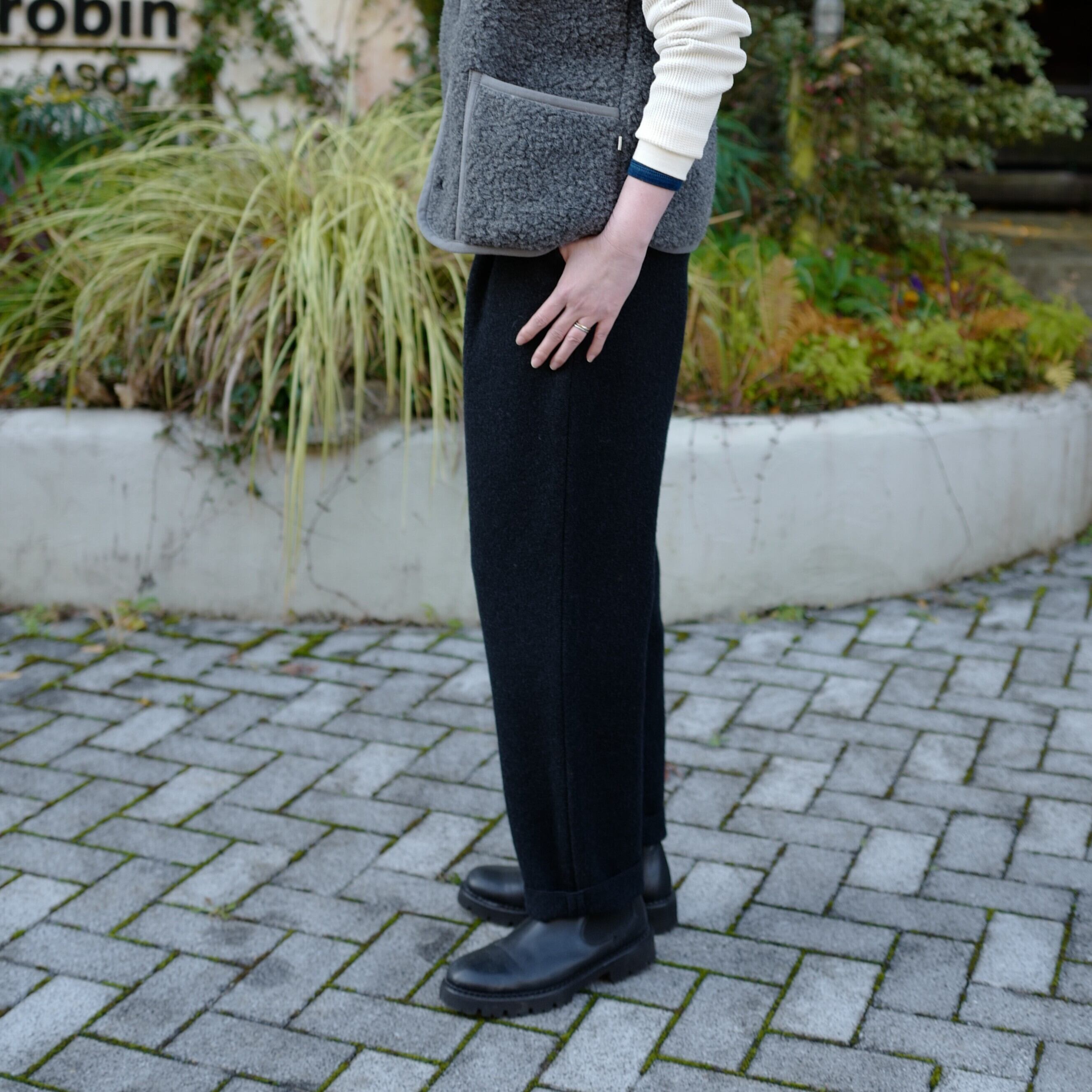 evam eva ｜press wool pants（圧縮ウール）moss gray, charcoal