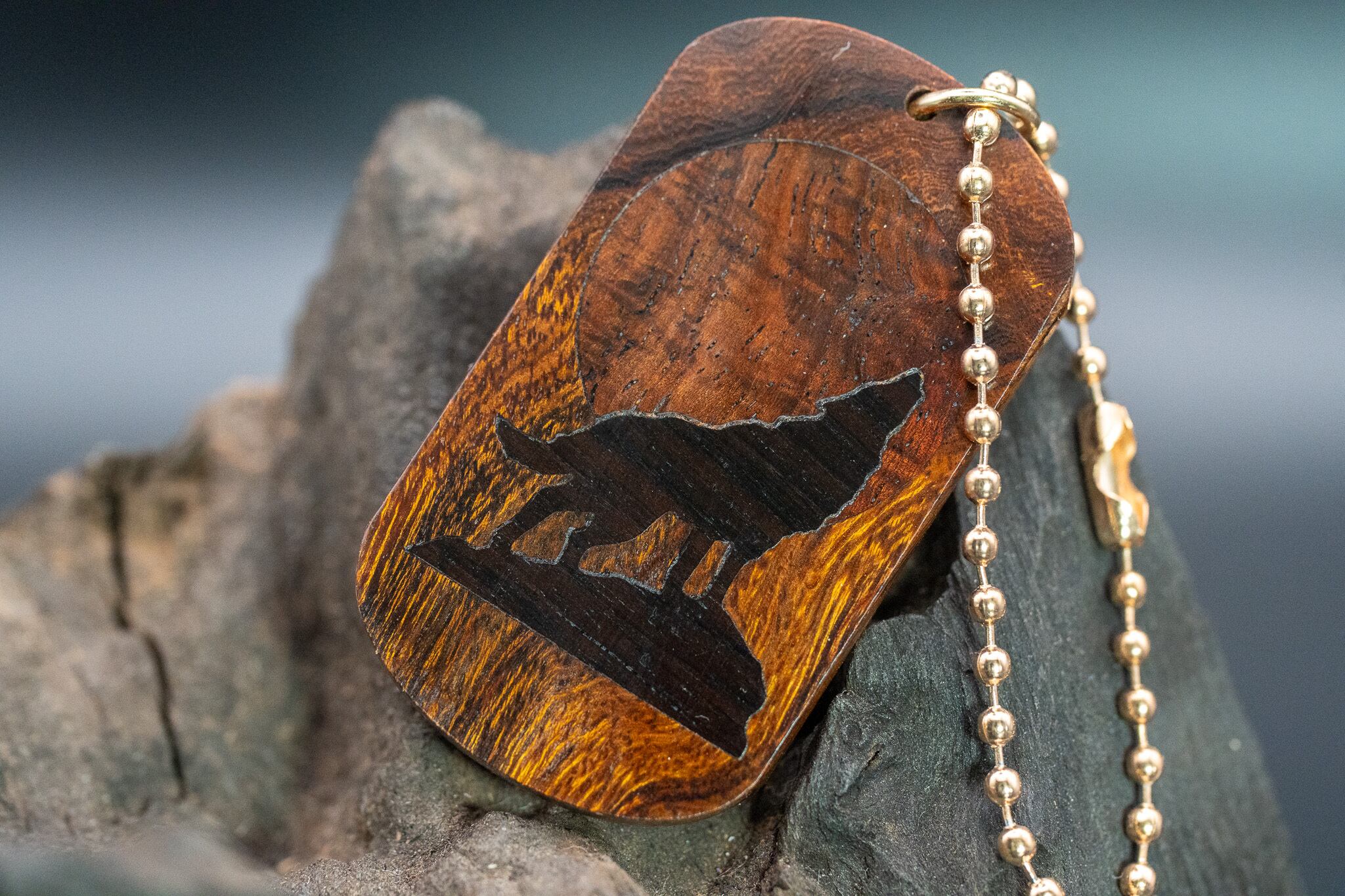 【砂漠の宝石】 デザートアイアンウッド ドッグタグ 象嵌 月と狼