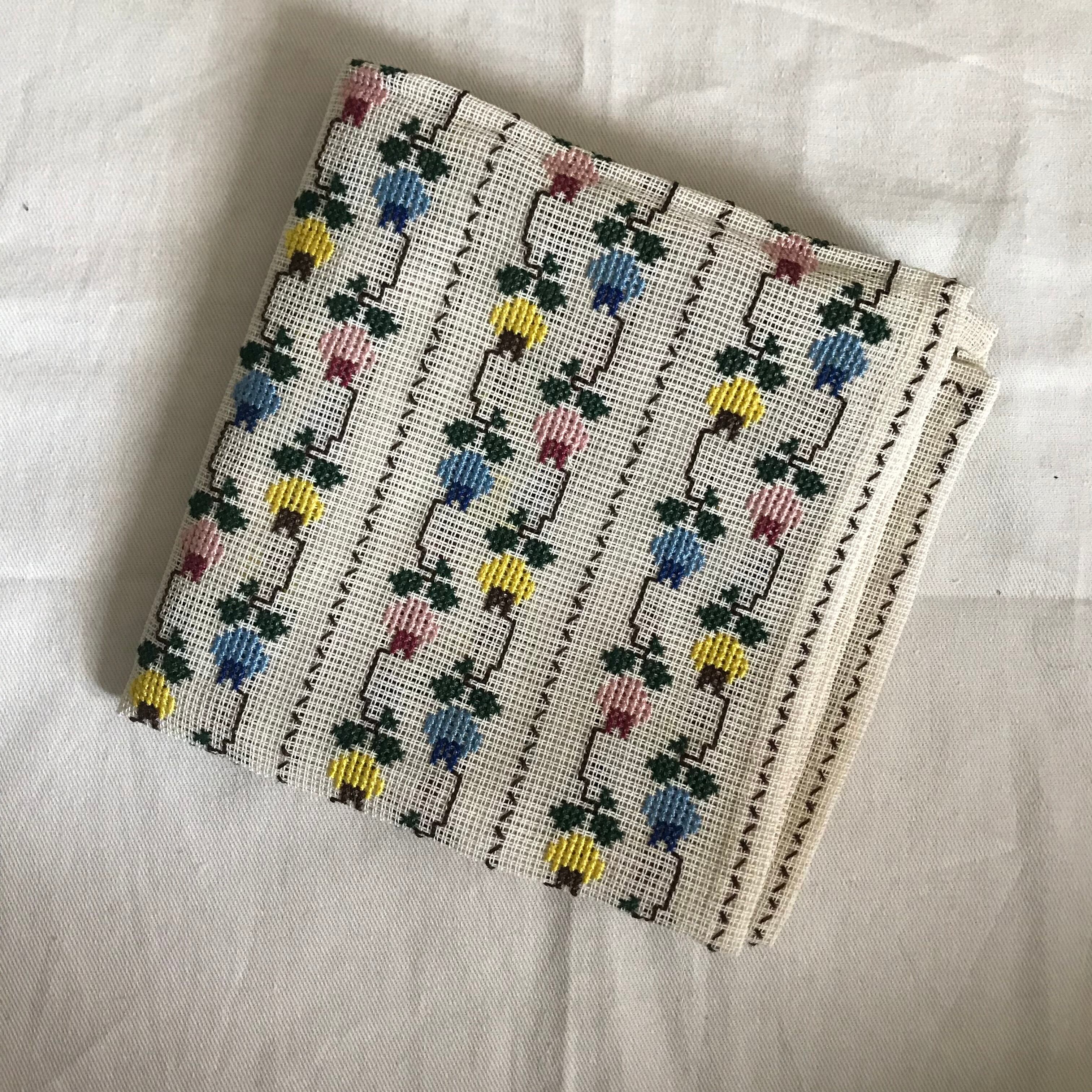 3色の花の刺繍の布