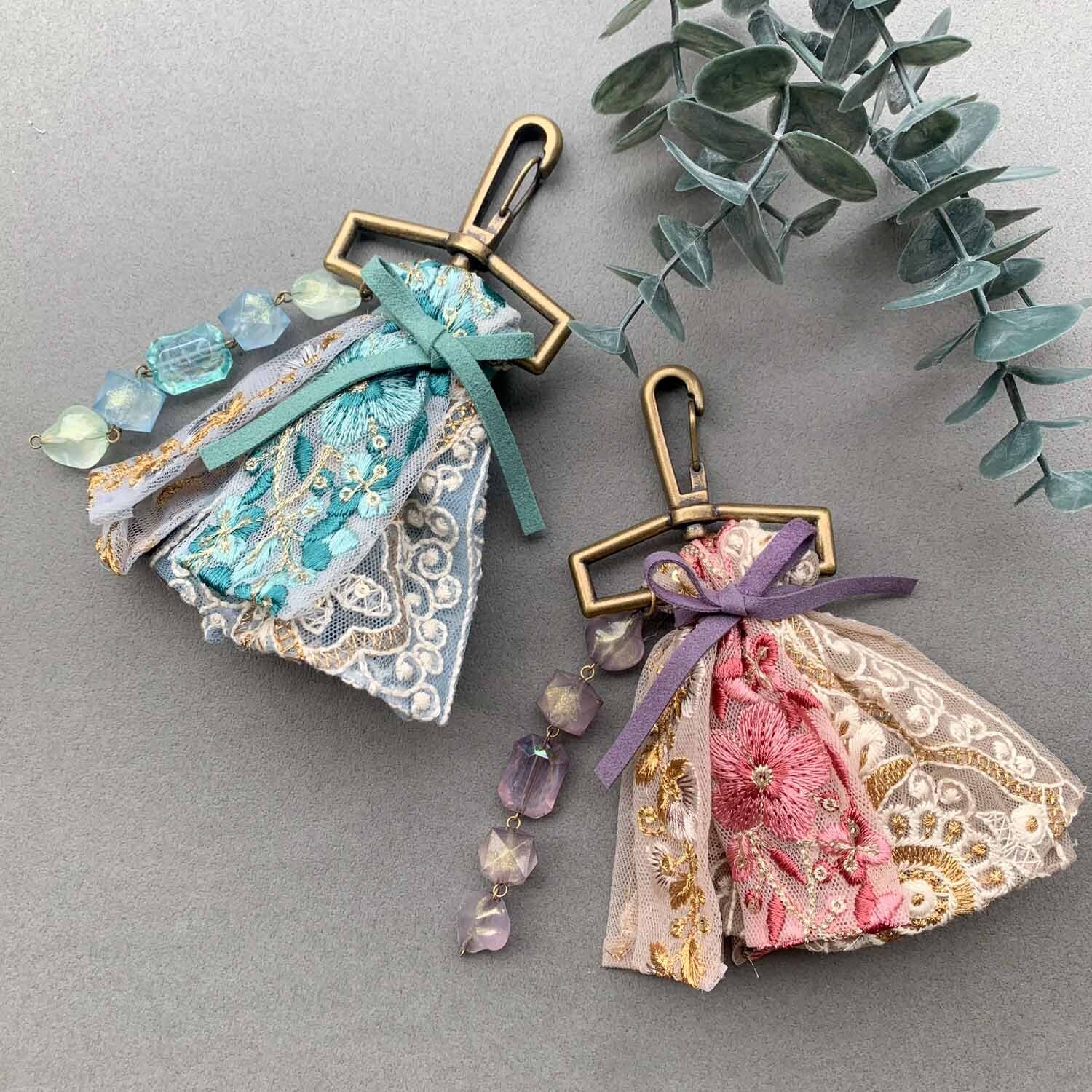 ☆IZUMI☆ハンドメイドビーズ刺繍チャーム…リボン・ブルー×ホワイト ブーケ風刺繍リボンとビーズのバッグチャーム | Dua-アクセサリー