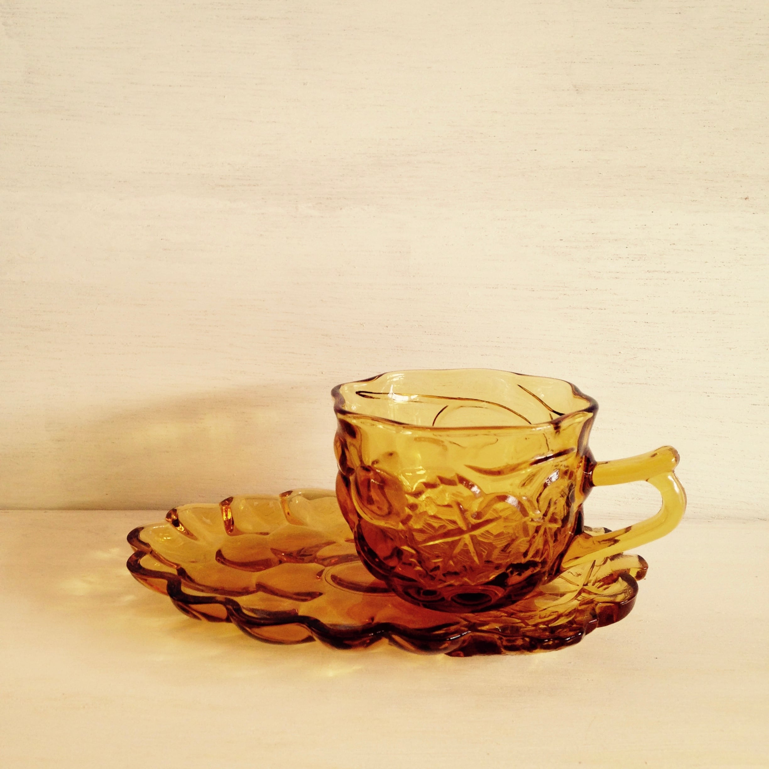 アンバー色ガラスのカップ＆ソーサー　葡萄　昭和レトロ（ SOGA製）