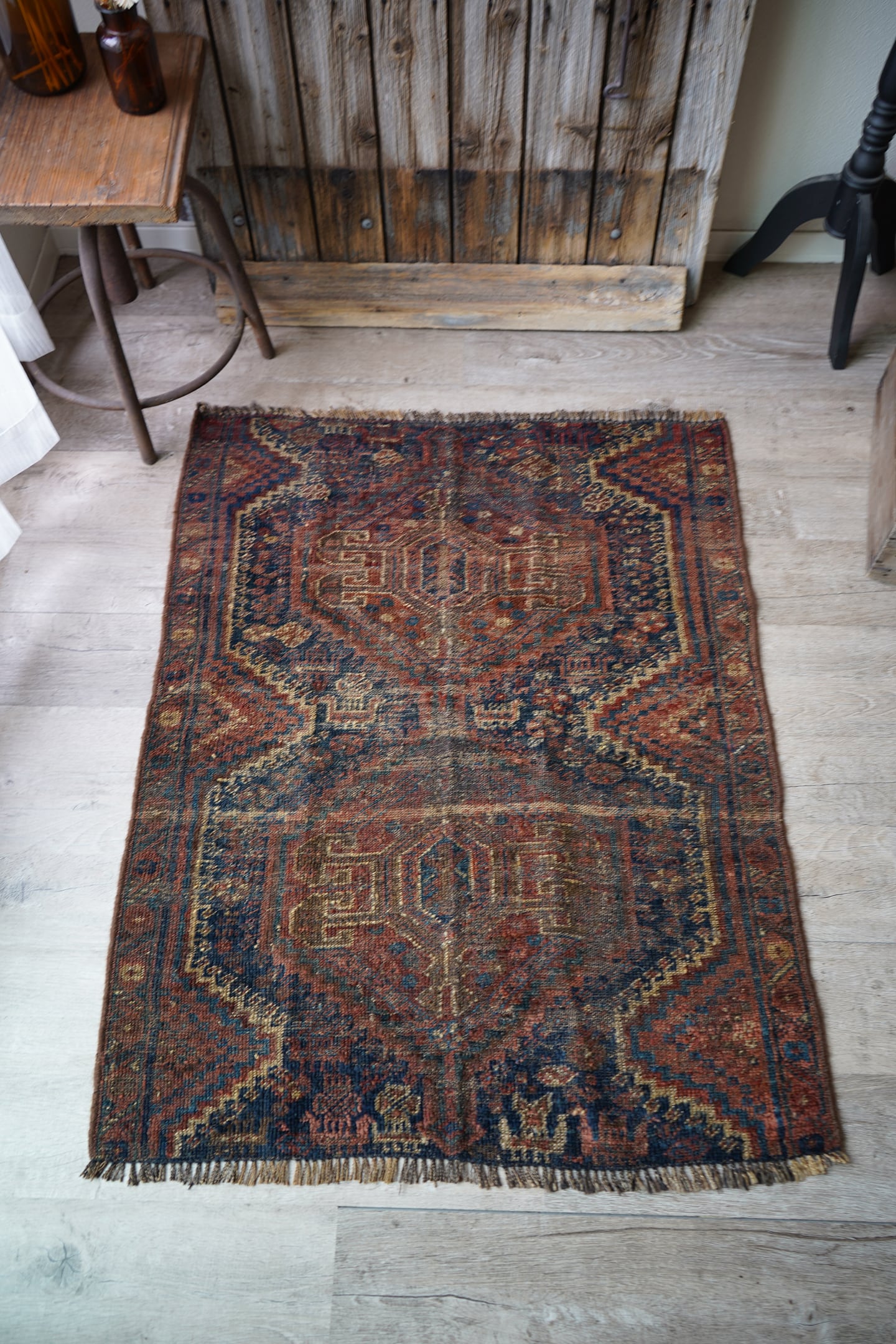 301】Antique Persian Khamse rug 1920's | ヴィンテージラグ専門店