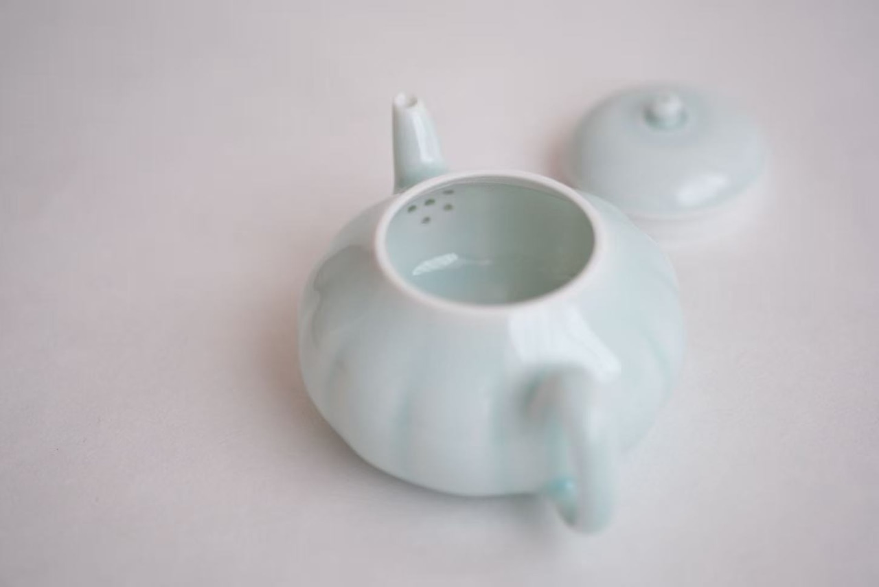 村田匠也 Takuya Murata - 青白磁茶壺 Teapot
