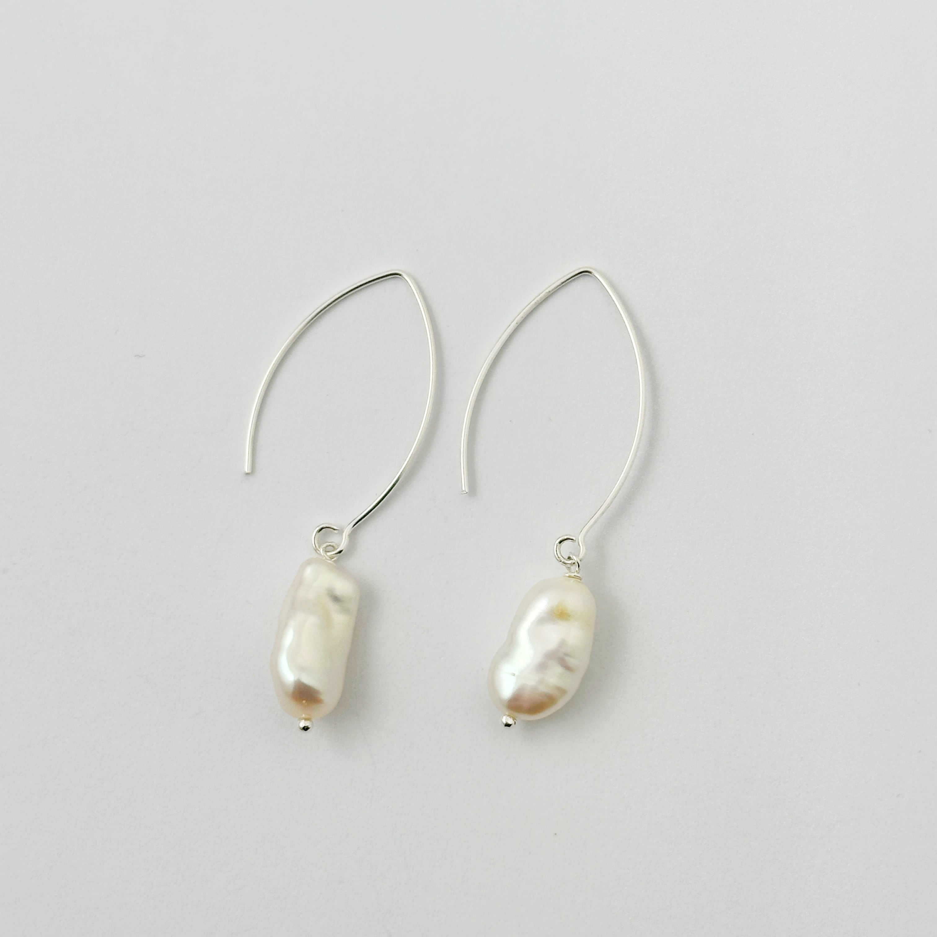 大粒バロックパールロングフックピアス