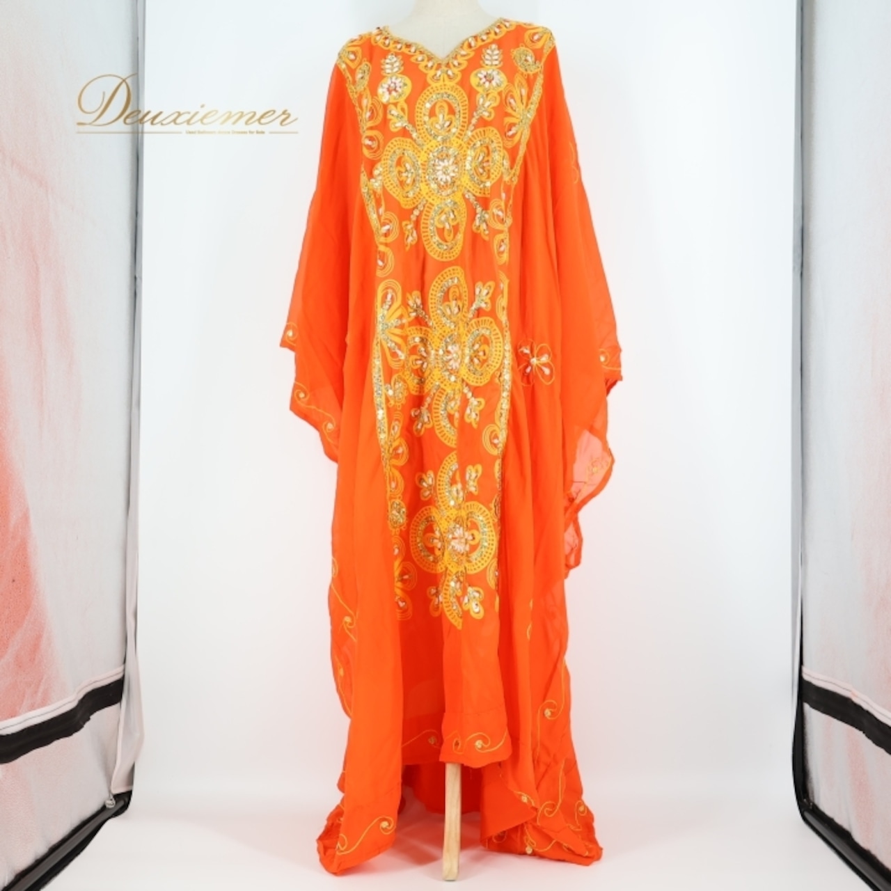 ベリーダンス 衣装 ハリージドレス オレンジ系 スパンコール ビーズ 橙 黄 金 ガラベーヤ ワンピース ドレス 爽やか 羽織り 民族舞踏 ダンス衣装 刺繍 ステージ衣装 華やか 鮮やか 豪華 装飾 明るい 透け感 ゴールド系 イエロー系