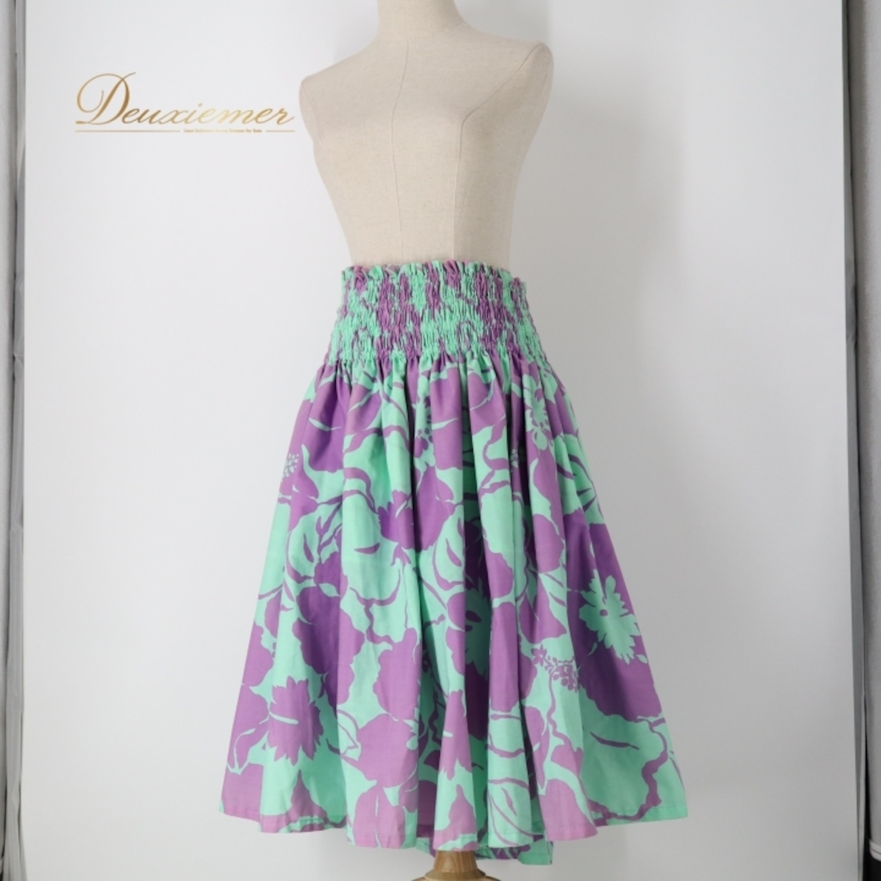 フラダンス 衣装 パウスカート パープル系 グリーン系 メネフネプランテーション ハイビスカス柄 ハワイアンプリント アロハ MENEHUNE PLANTETION フラ ダンス レッスン 練習 紫 ライムグリーン 華やか 鮮やか さわやか かわいい おしゃれ 上品 シングルスカート フレア フラダンス衣装 ハワイアン スカート かわいい柄 ハワイ