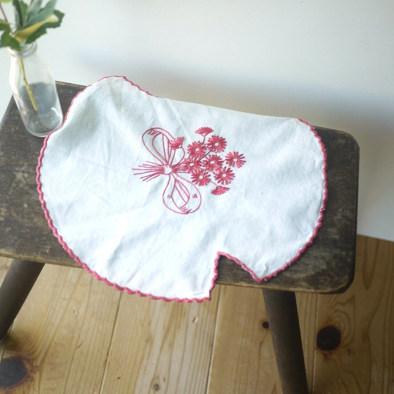 レッドワーク 一色刺繍 ラウンドドイリー30cm デイジーの花束