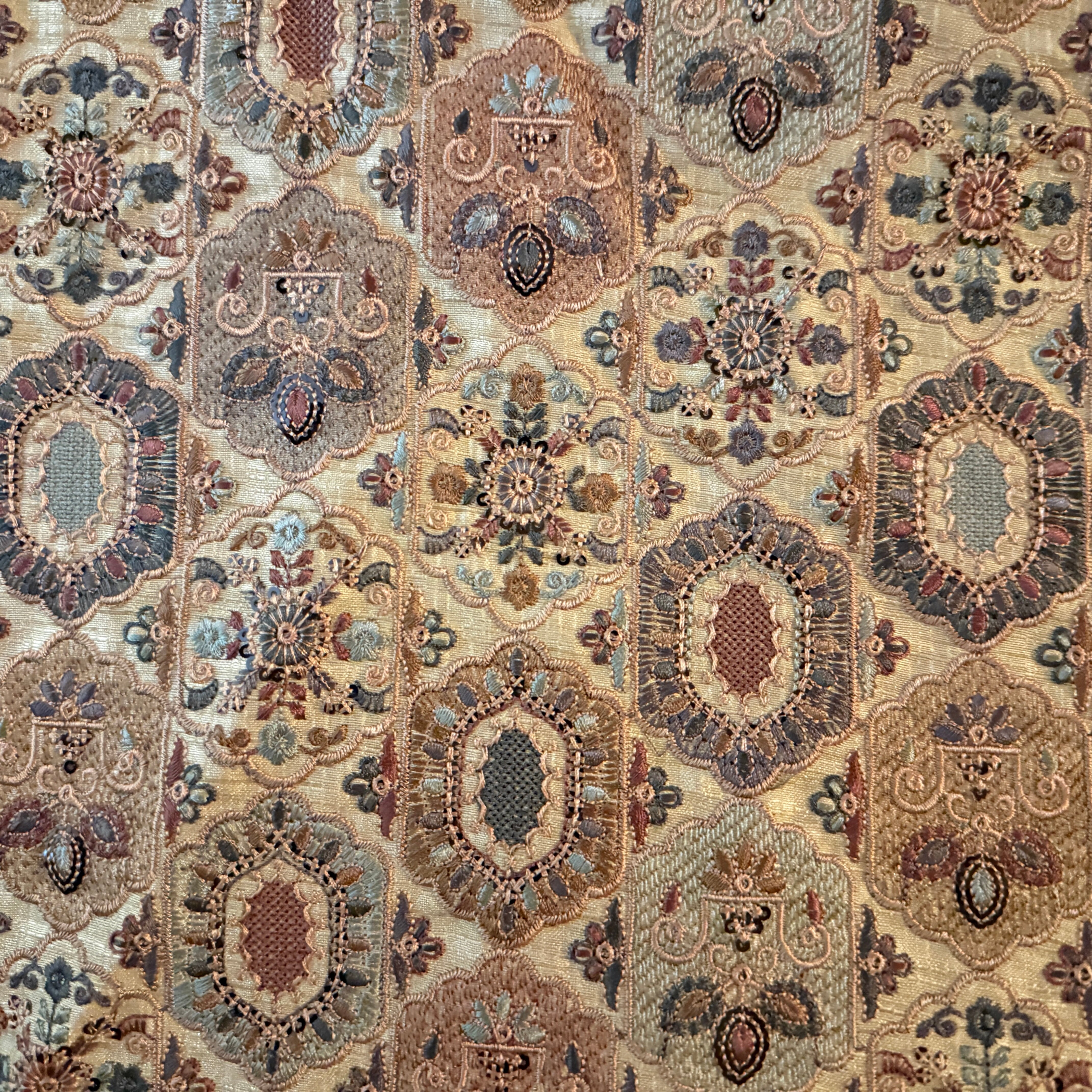 インド刺繍生地 フェアリードリーム ブラウン 7108