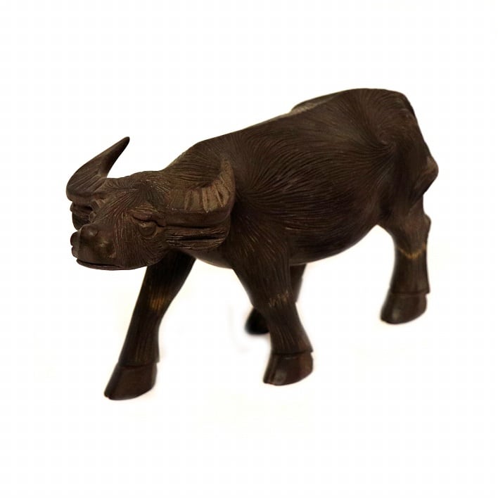 水牛飾り物、手彫り木彫 水牛の木彫