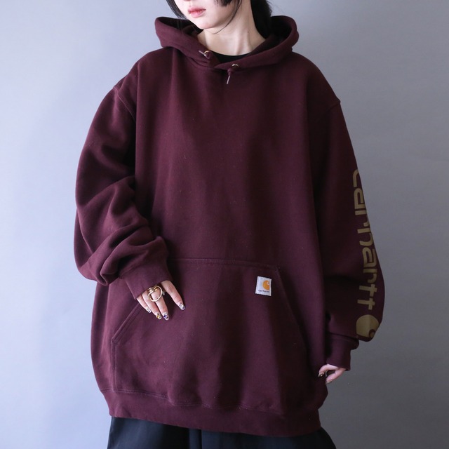 "carhartt" sleeve printed design over silhouette bordeaux parka