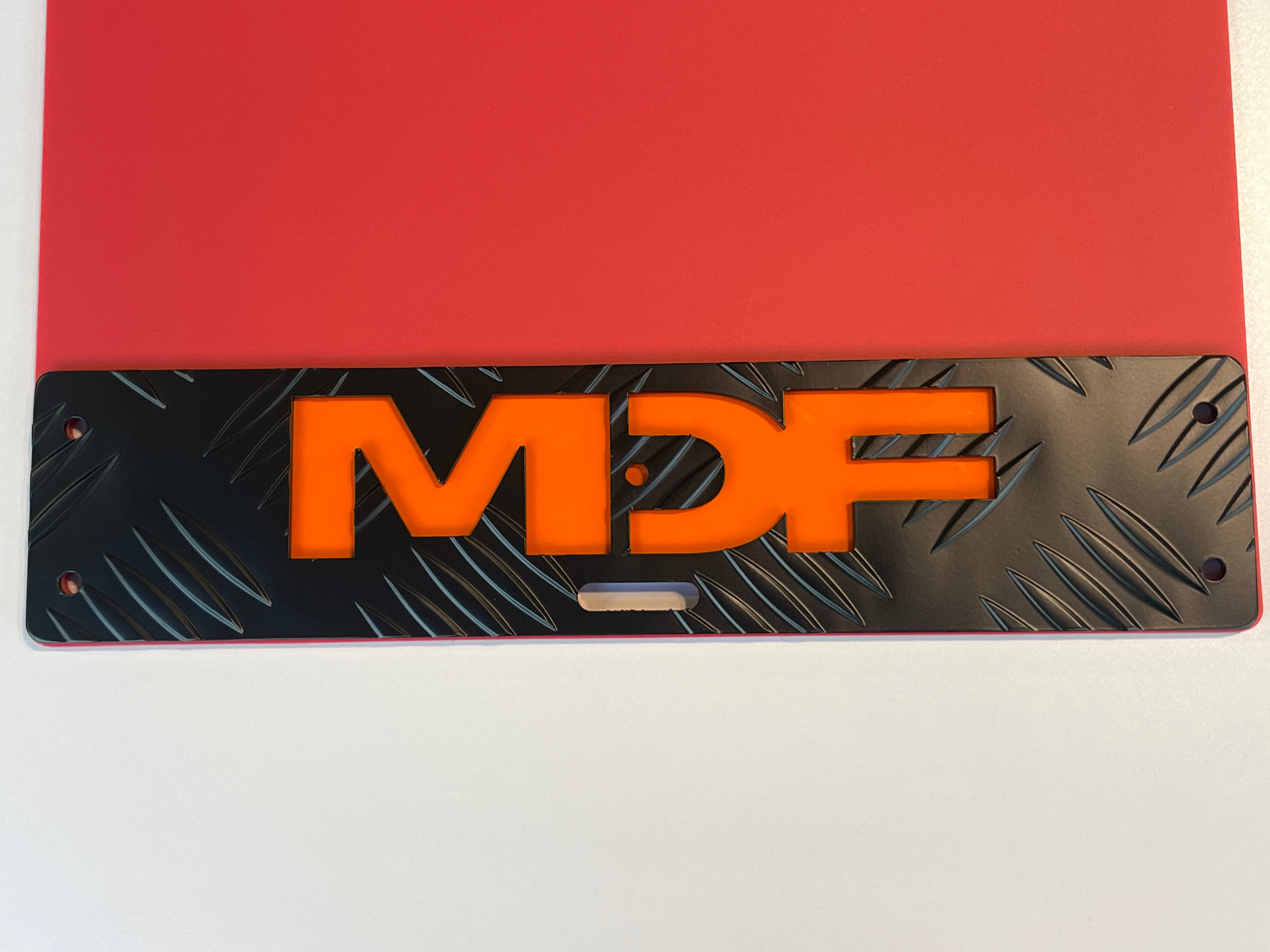MDF デリカD:5専用オリジナルマッドフラップ（レッド×ブラックプレート