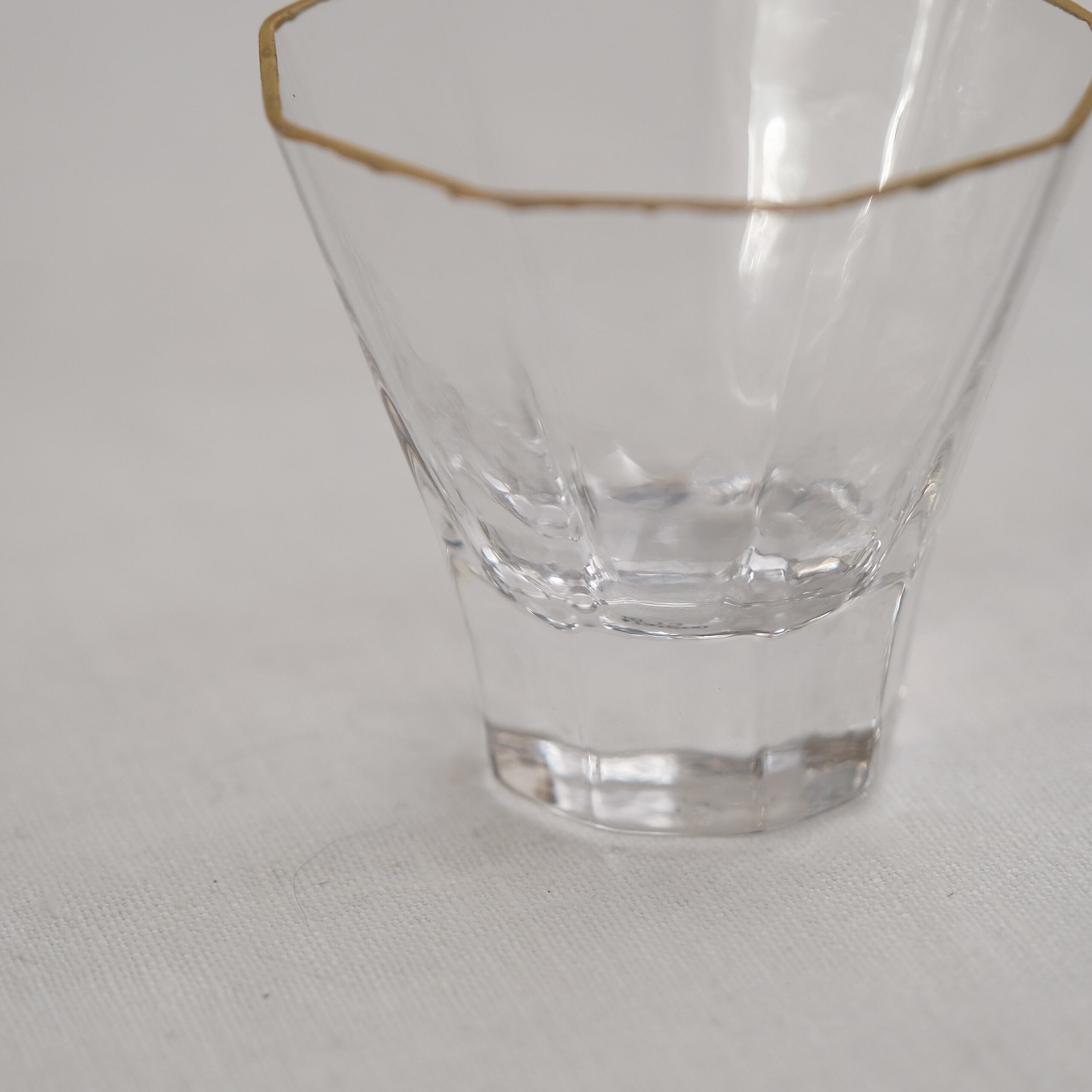 ベルギー王室御用達名門ガラス会社のカッティングガラス盃３点（日本の三ッ重盃？） 谷口嘉 Yoshimi Taniguchi 金縁九角盃 TG-13 | les trois