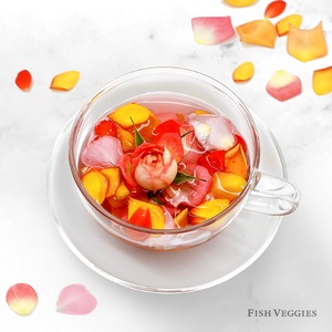 FISH VEGGIES／お魚が育てたお野菜　香りと彩りを贈る エディブルローズギフト　エディブルローズ10輪 × 芯身美茶 ノンカフェイン 華やかガーリーブレンド 缶(10パック)ローズティーセット
