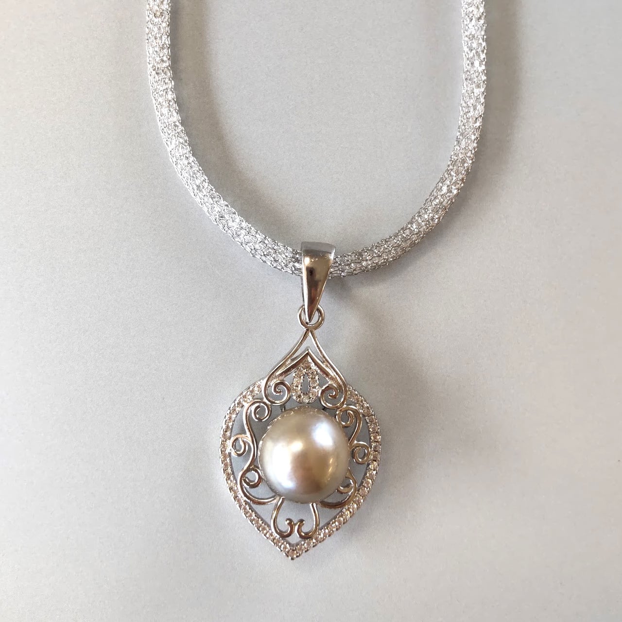 アンティークな雰囲気で上品さを」黒蝶真珠ペンダント | クラシカルな