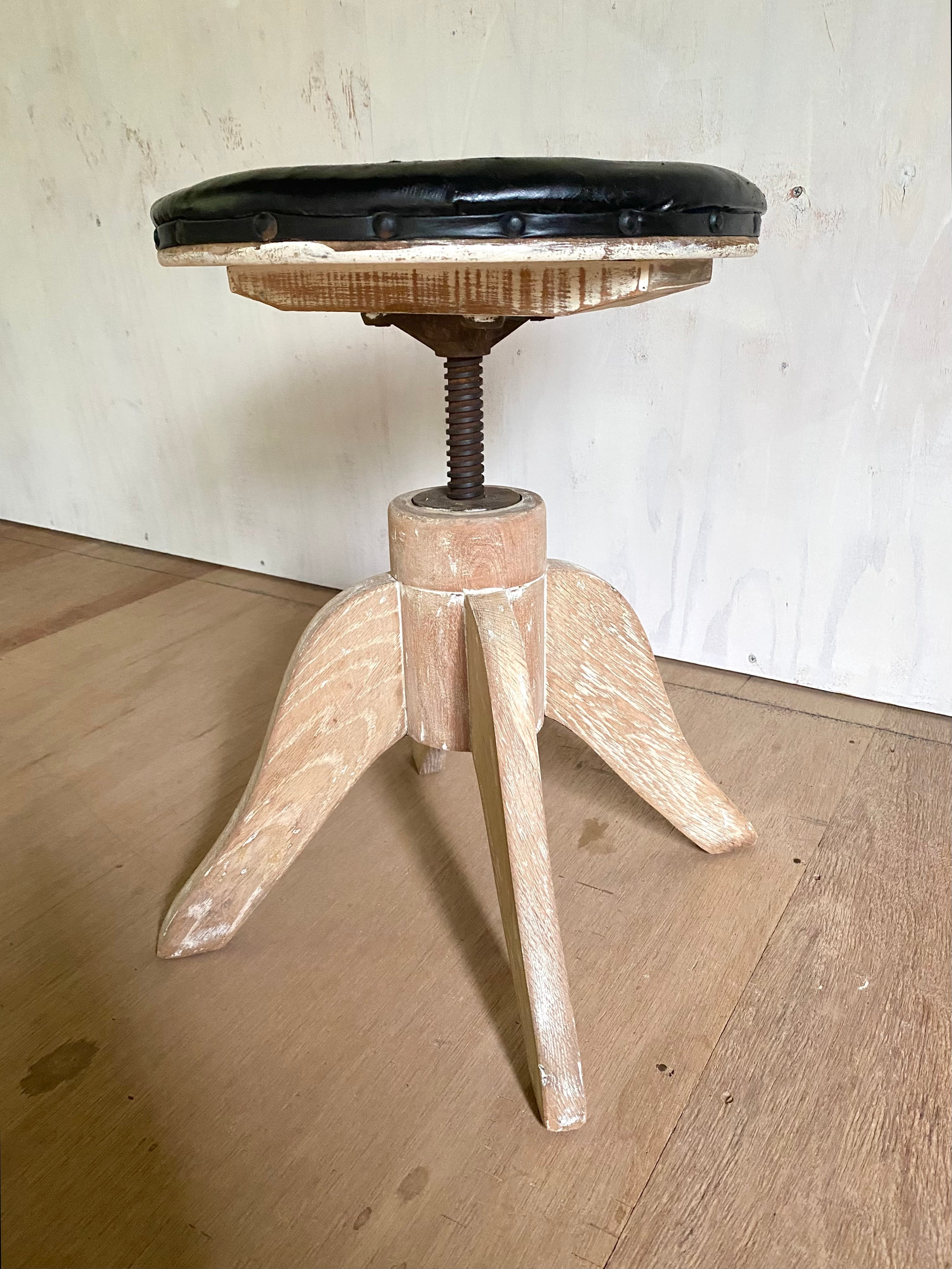 個性ある脚の回転スツール[古家具] | giraffes craft