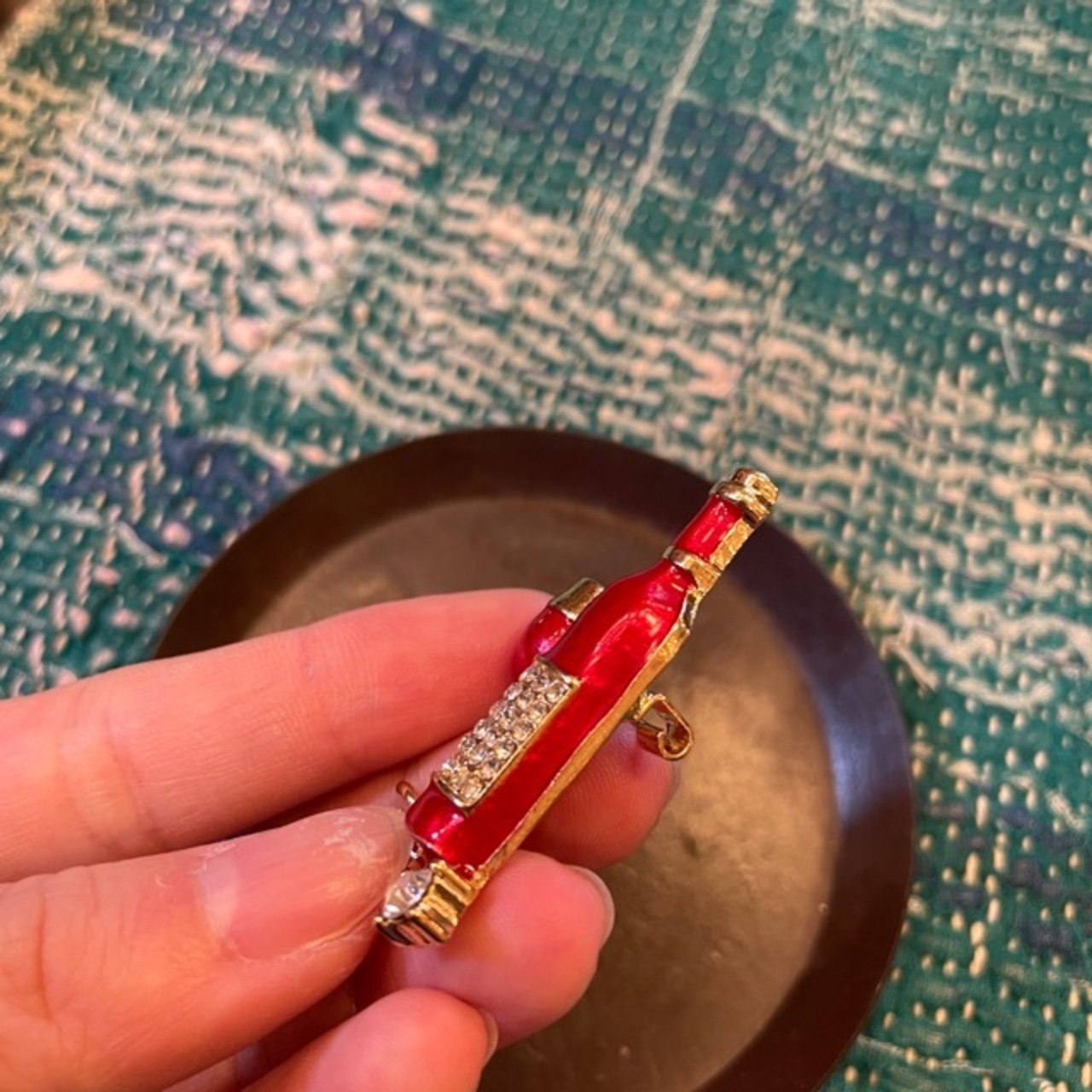 TOPANGA Jewelry Bijou art brooch Red wine and a glass / ビジューアートブローチ 赤ワインとグラス プレゼント プチギフト ジャケット 帽子 バッグ ニット キラキラ アクセサリー かわいい ファッション小物