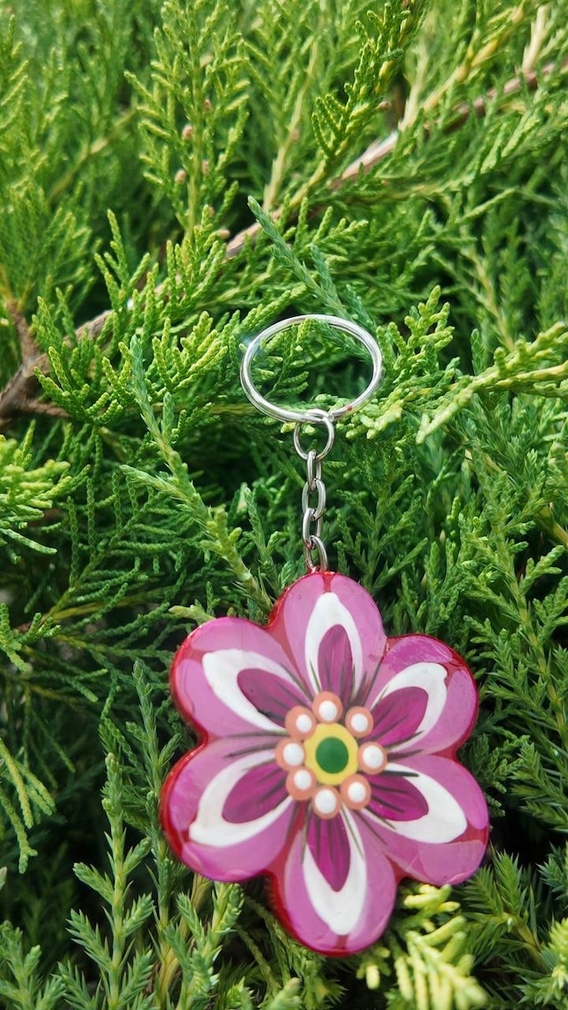 木製キーホルダー・花（製作者：巨匠ホメンコ作）