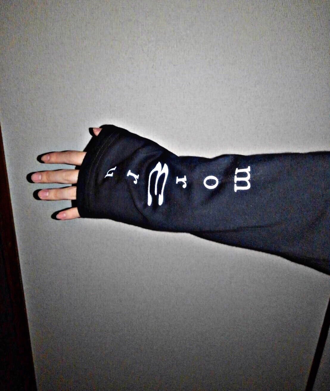 俺はまだ生きてるぞ ロンT | moreru