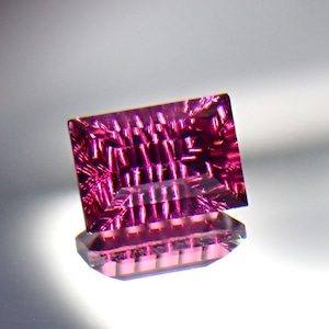 【Radiant Kiriko Cut】躍動感漂う光の饗宴 1.6ct 天然 ガーネット