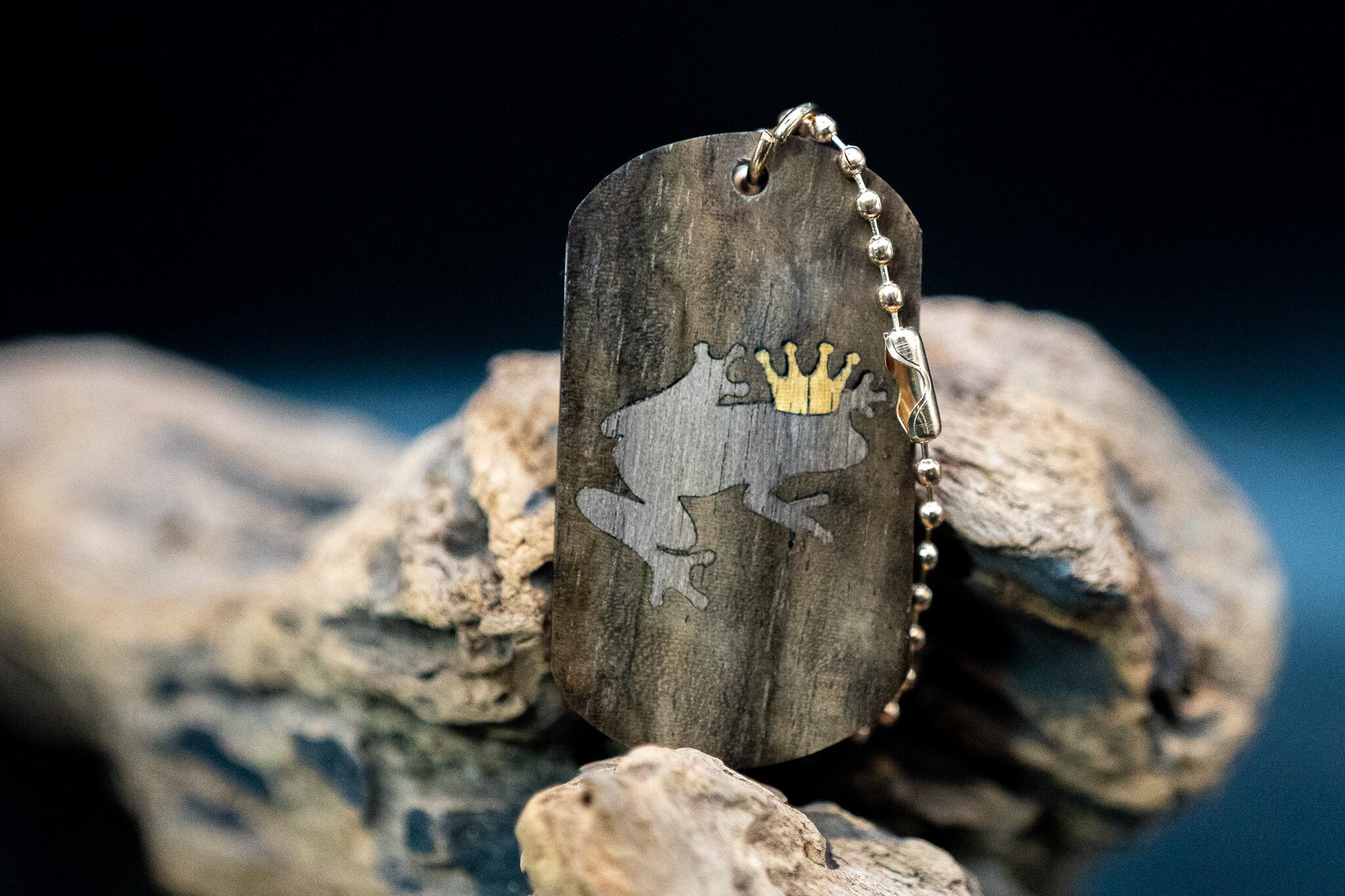 【魅惑の黒い紋様】 黒柿 ドッグタグ 象嵌 カエルの王様