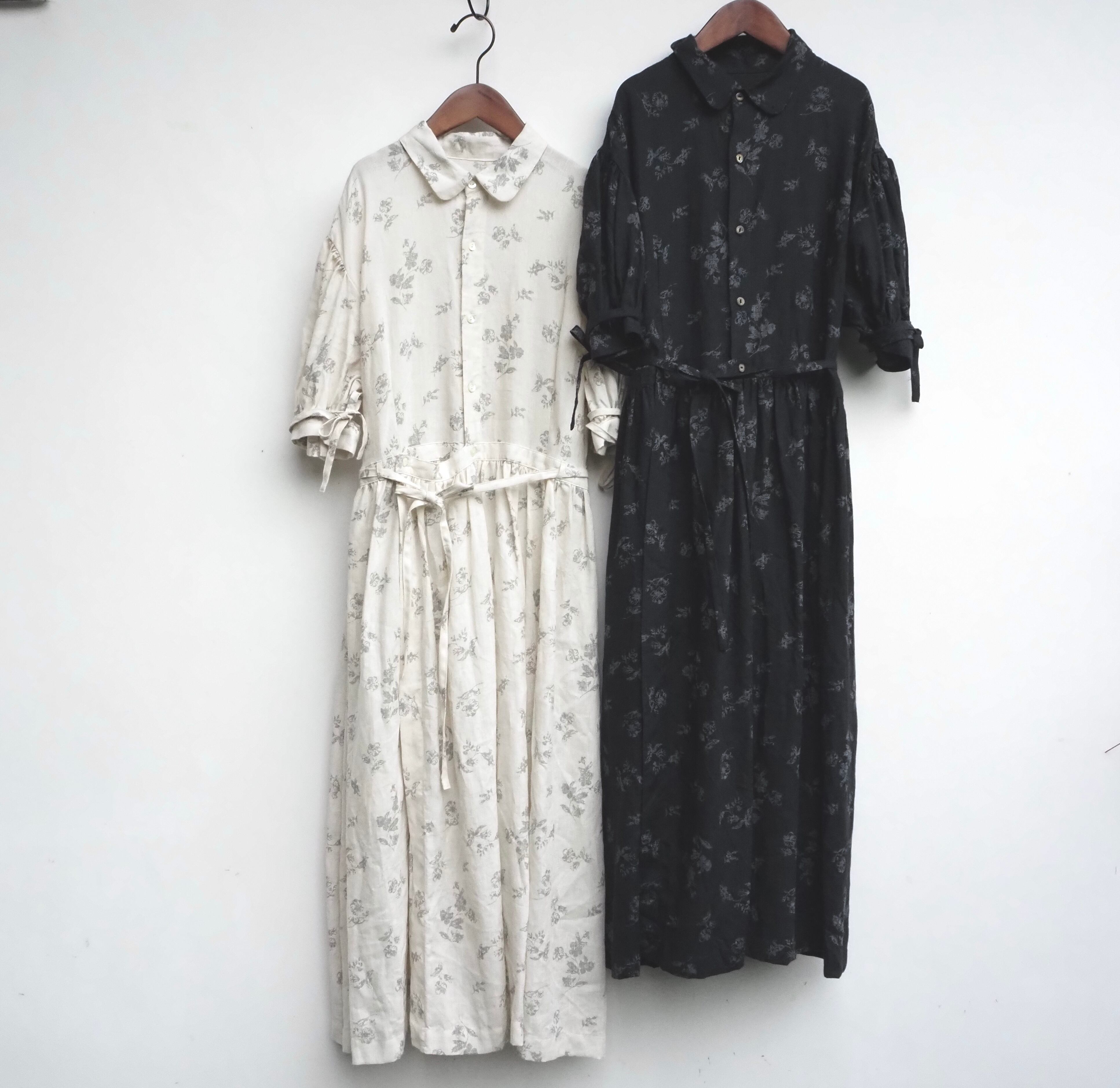 the last flower of the afternoon :／路傍の花 gathered shirt dress （エクリュ・墨色）