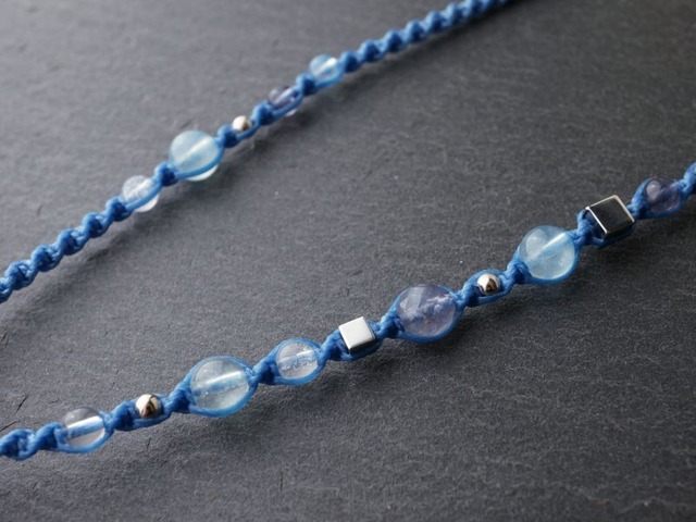 大きめの虹入り☆レインボー水晶(アイリスクォーツ)のマクラメネックレス ~青空city~