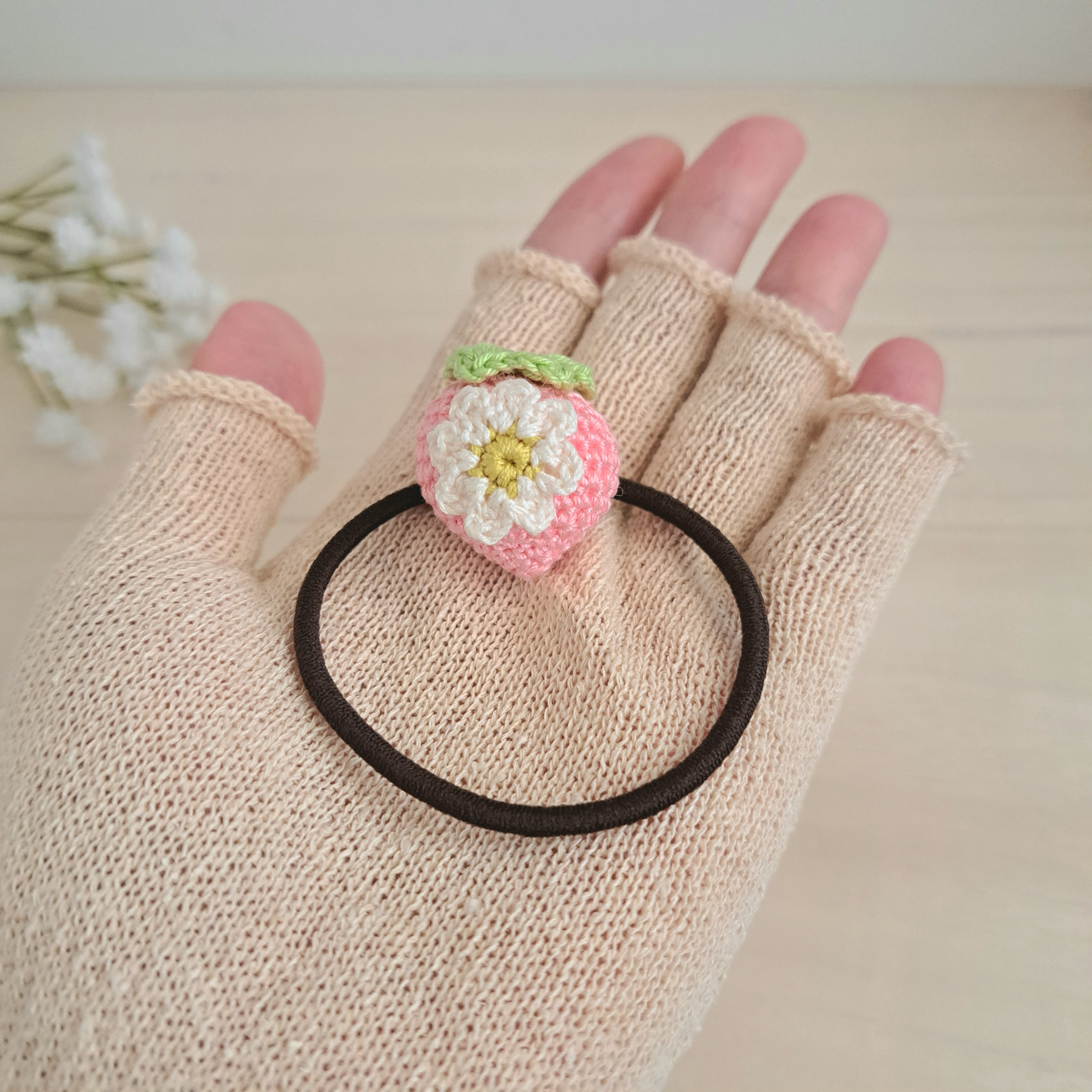 New！／ツヤツヤピンク色イチゴ あみぐるみヘアゴム | 動物＆果物