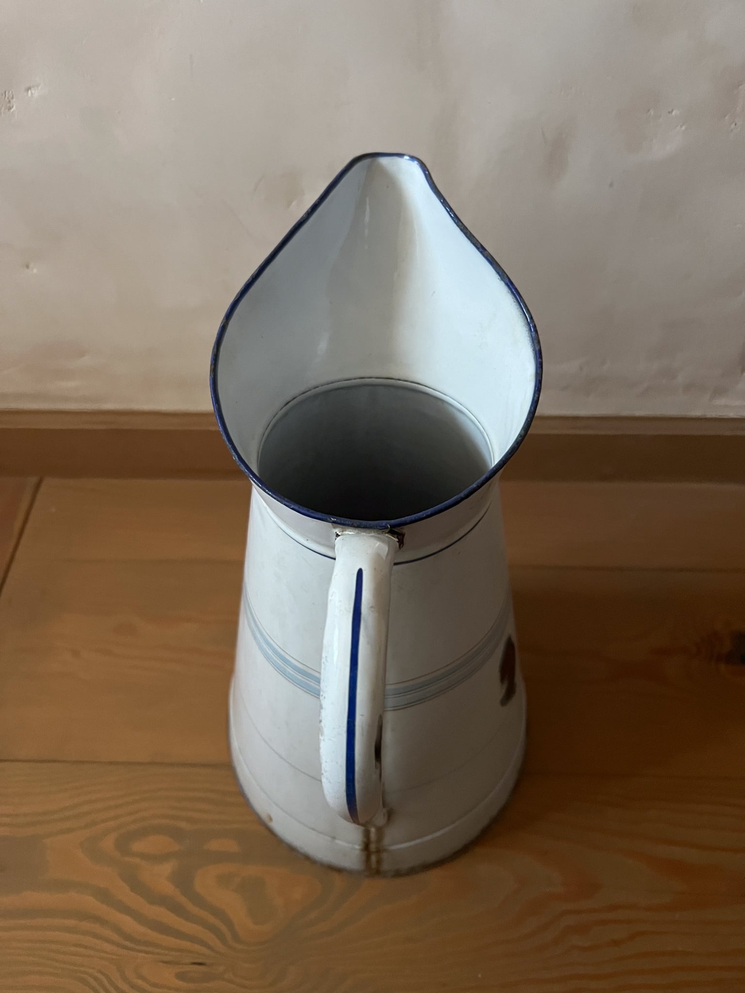 白地にブルーのラインが爽やかな大きめのホーロー製ジャグ フランスアンティーク ヴィンテージ