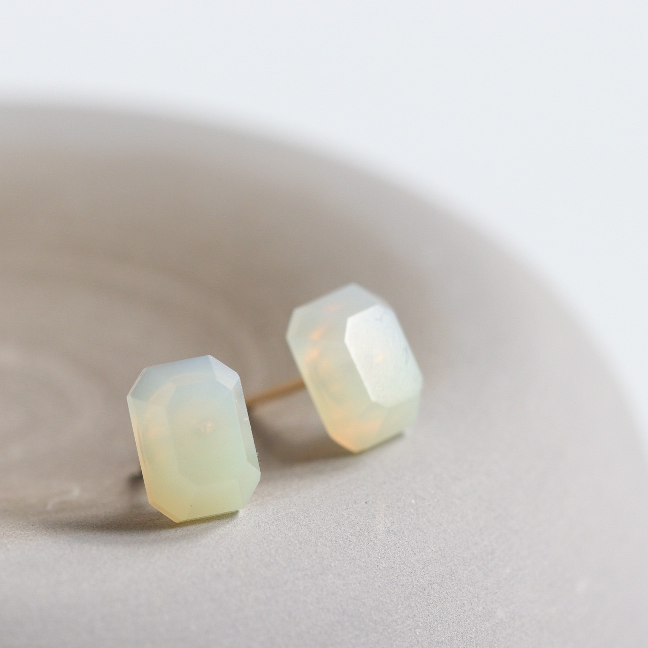 K14｜Kado｜ふんわりyellow green・アゲートのスタッドピアス