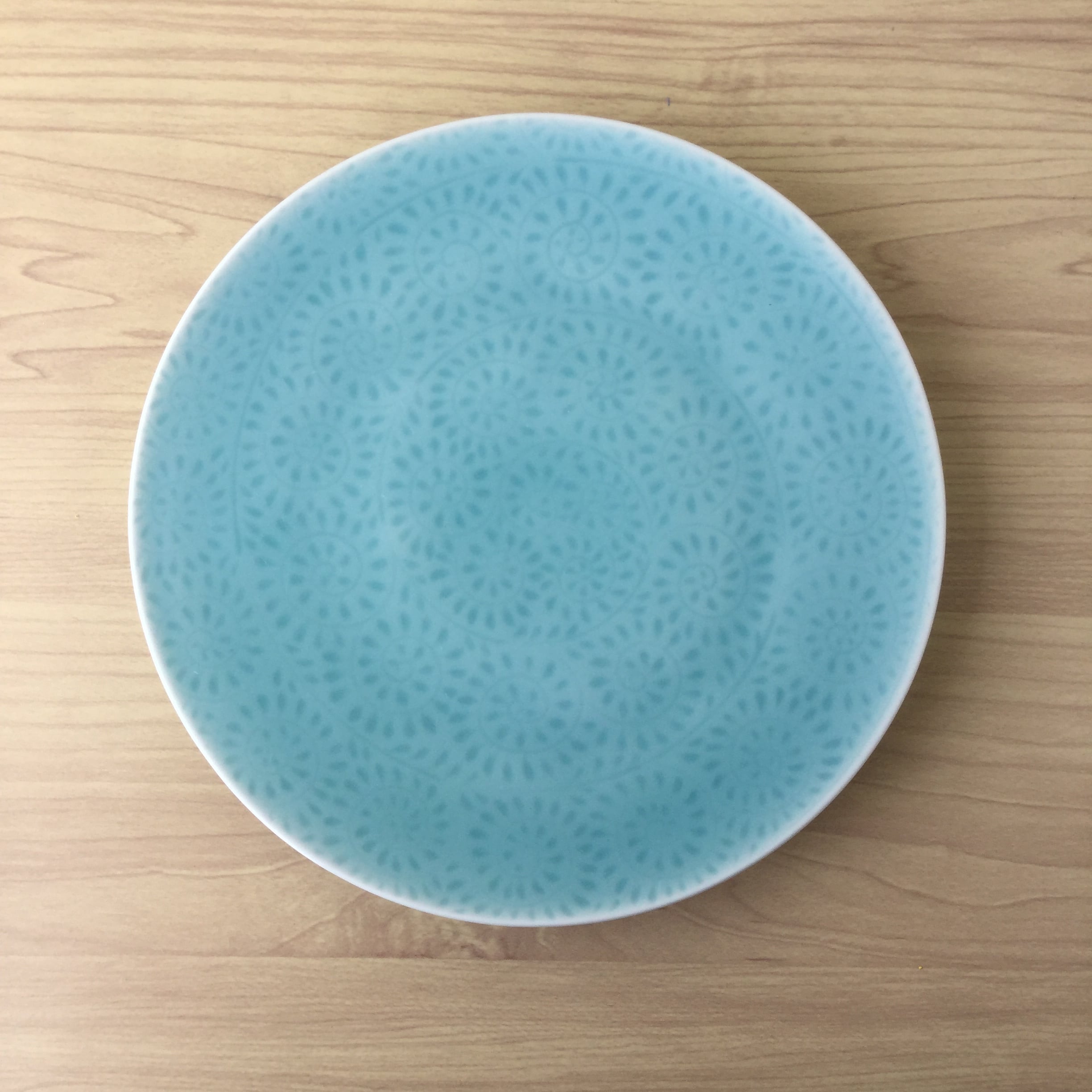 有田焼】青磁唐草彫 六.五寸皿【在庫限り】 | 和食器のすべて