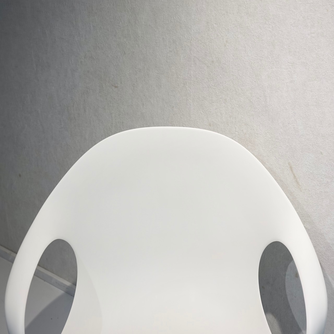 カッシーナ取り扱い KRISTALIA クリスタリア ELEPHANT エレファント アームチェア ダイニングチェア 椅子 ホワイト モダン 北欧 ナチュラル