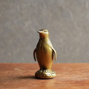 ゴールドに輝く、凛々しいペンギン（子）