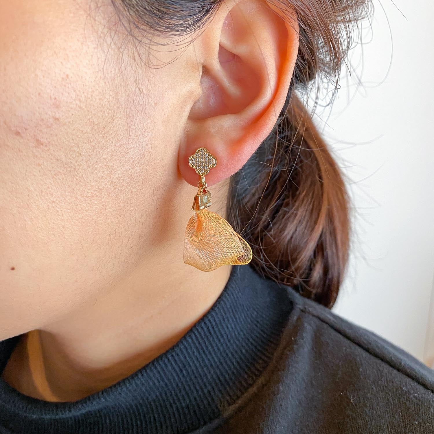ジルコニアとオレンジオーガンジータッセルの〈ピアス/イヤリング