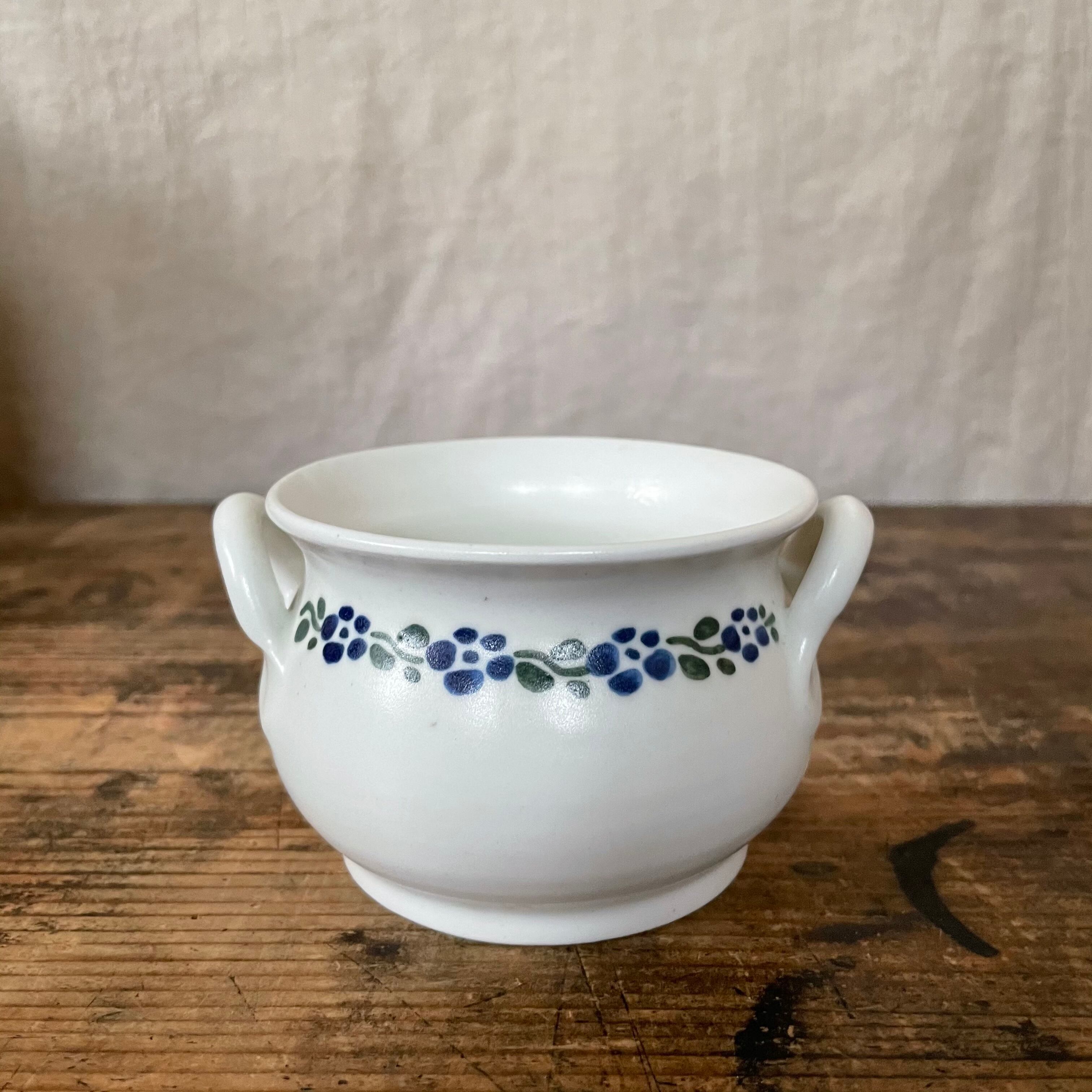 花のラインの入った器