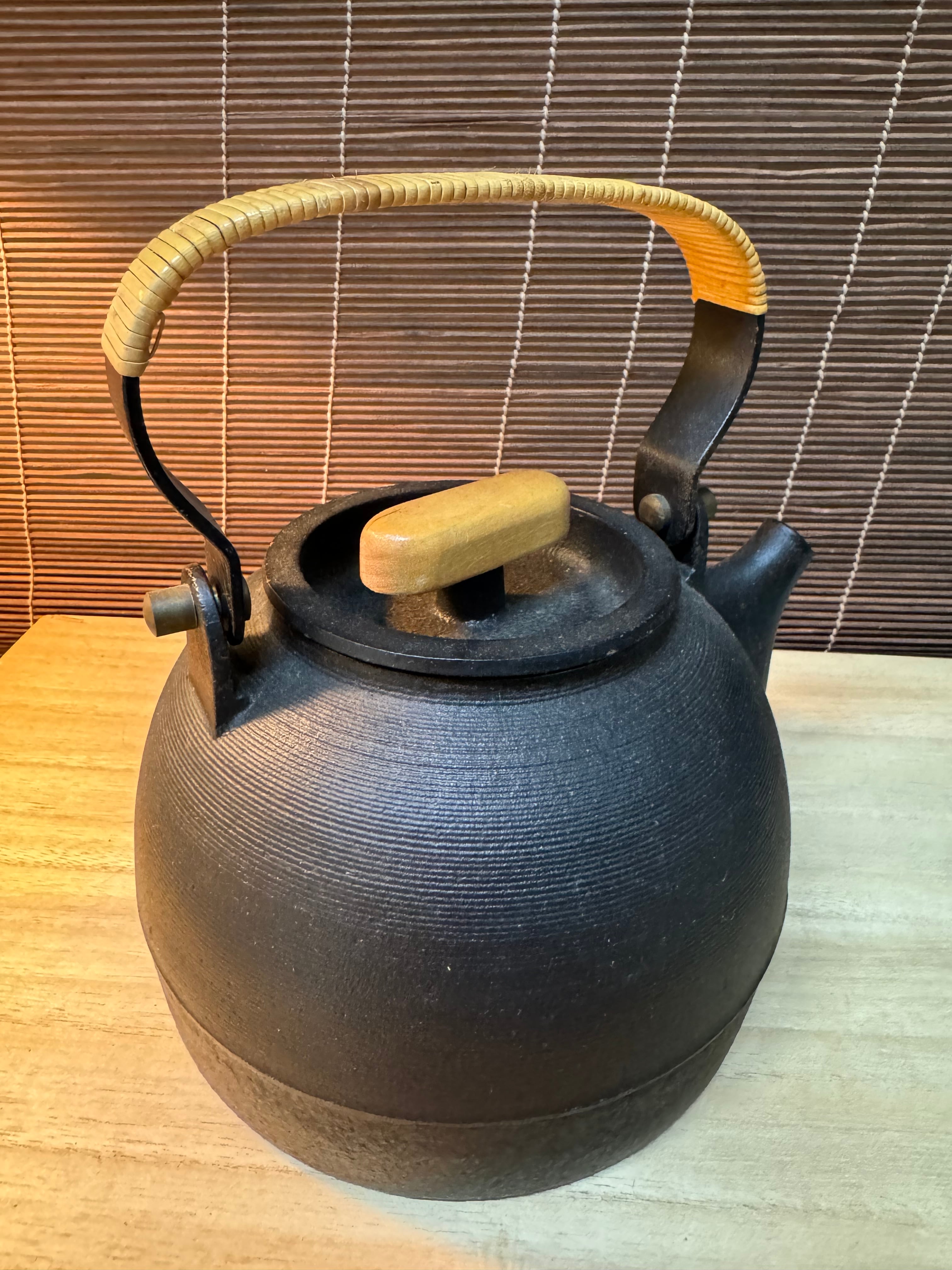 広瀬 慎 作 南部鉄瓶 木製持ち手付（日本製） Japanese Cast Iron