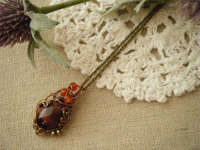 チョコレート色☆レッドタイガーアイのワイヤーペンダント