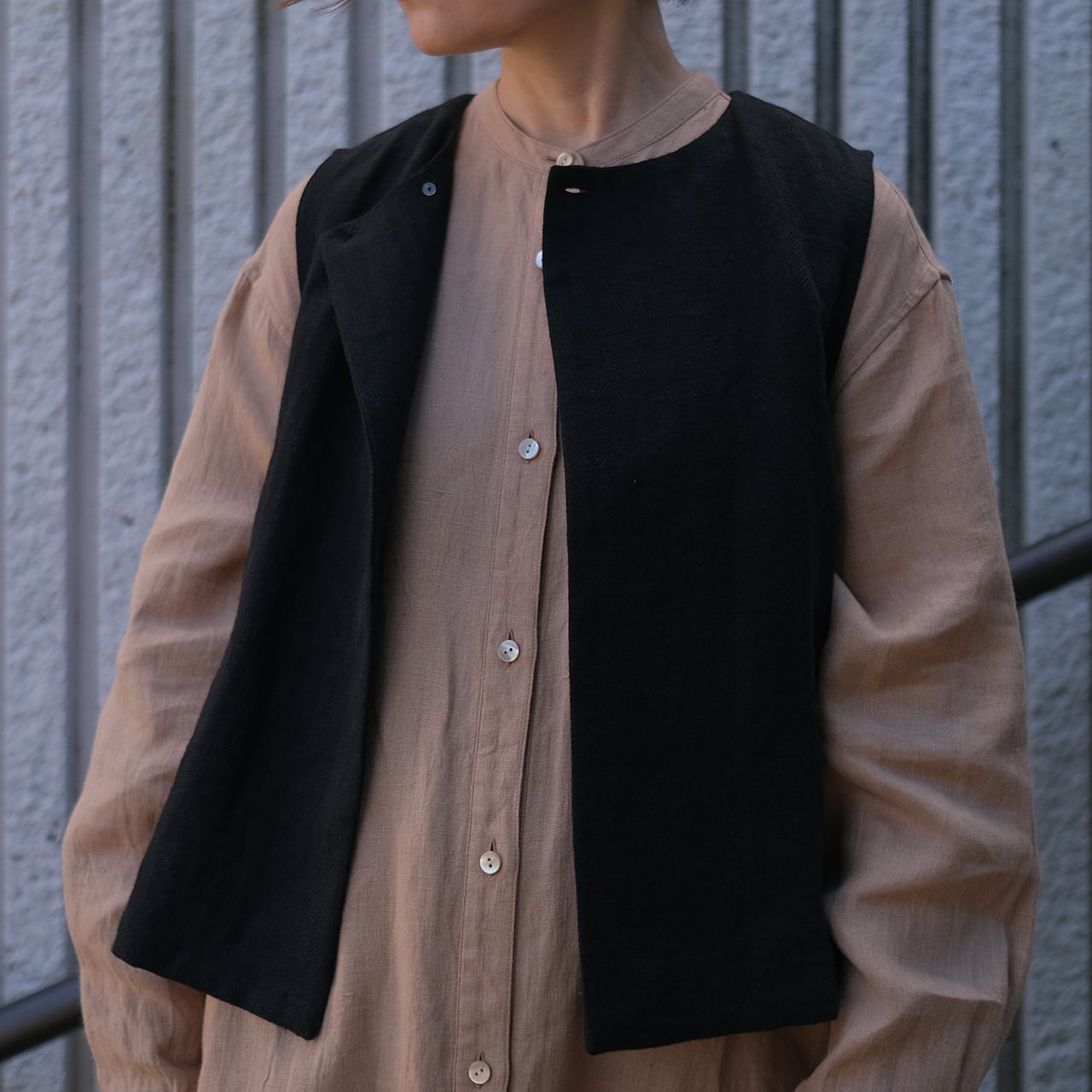 high-waisted gilet／herringbone linen 〈black〉 | SALUÉ