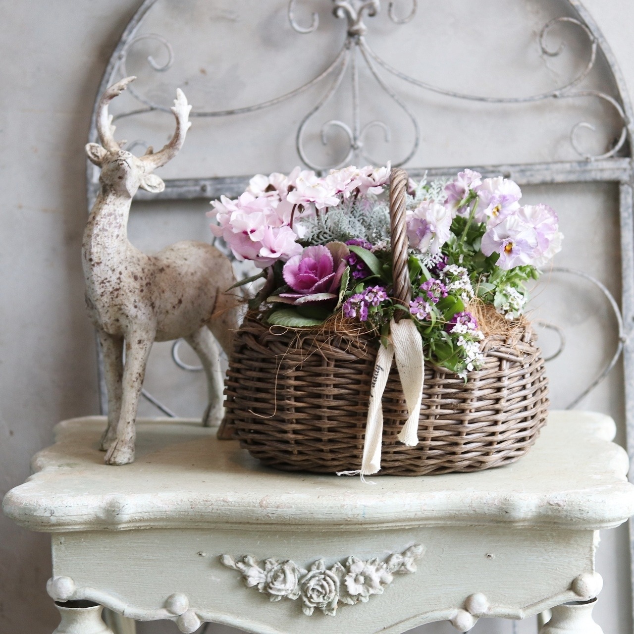 冬から春に楽しむ寄せ植え　ピンクの八重咲きシクラメンとビオラの春色のバスケットの寄せ植え　お正月にオススメ　届いてすぐ玄関に飾れる 　プレゼントにもオススメ　