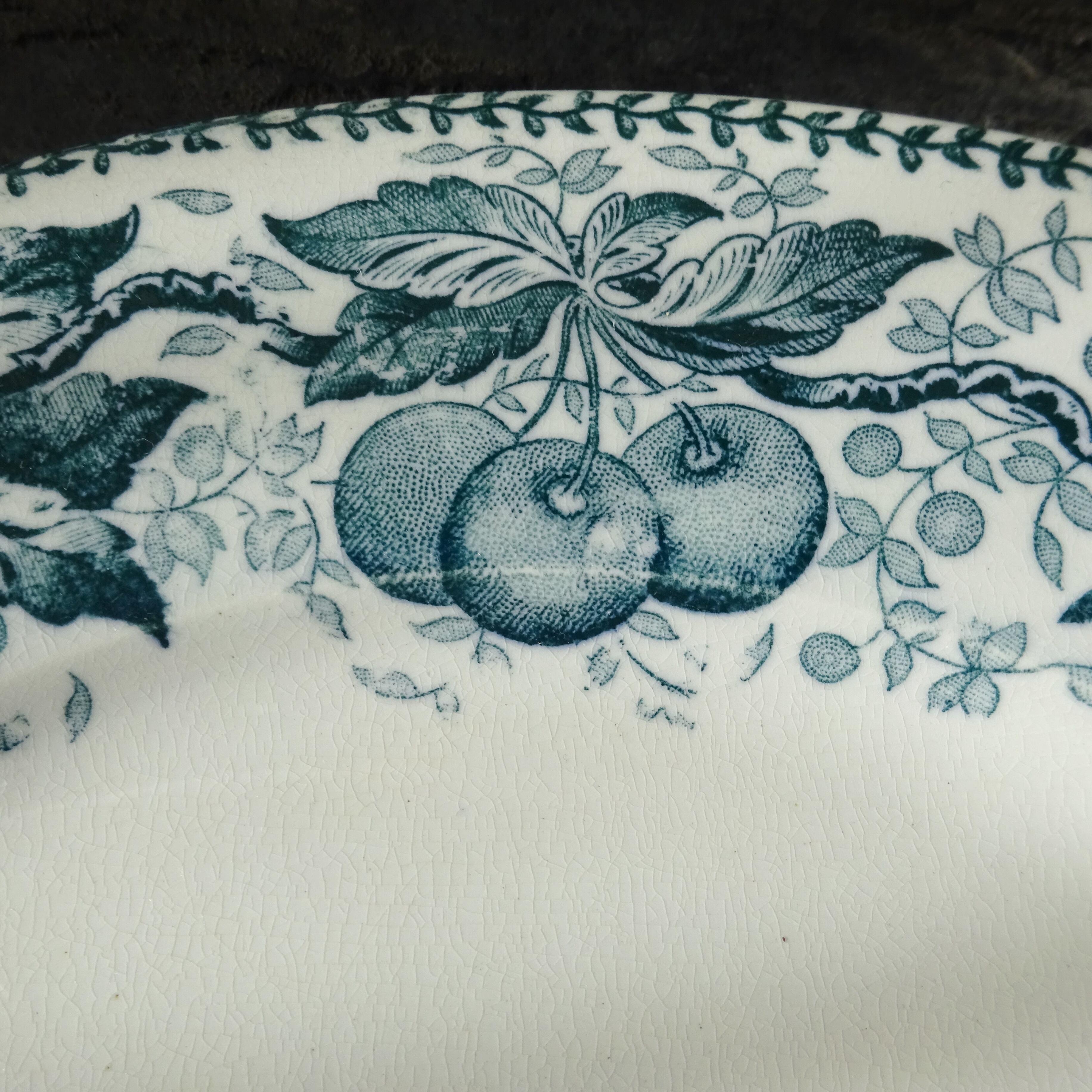 【 Épuisé 】T.F. Badonviller  modèle《CERISES》assiette plate (A)