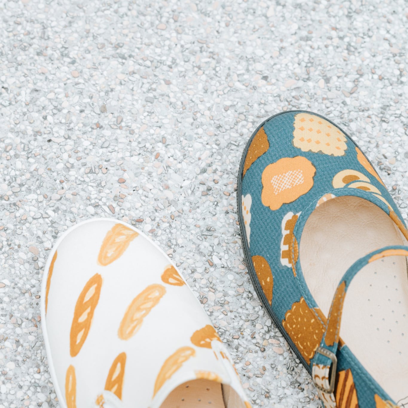 gochisou×hanamikoji コラボレーションシューズ バゲット柄 スリッポン