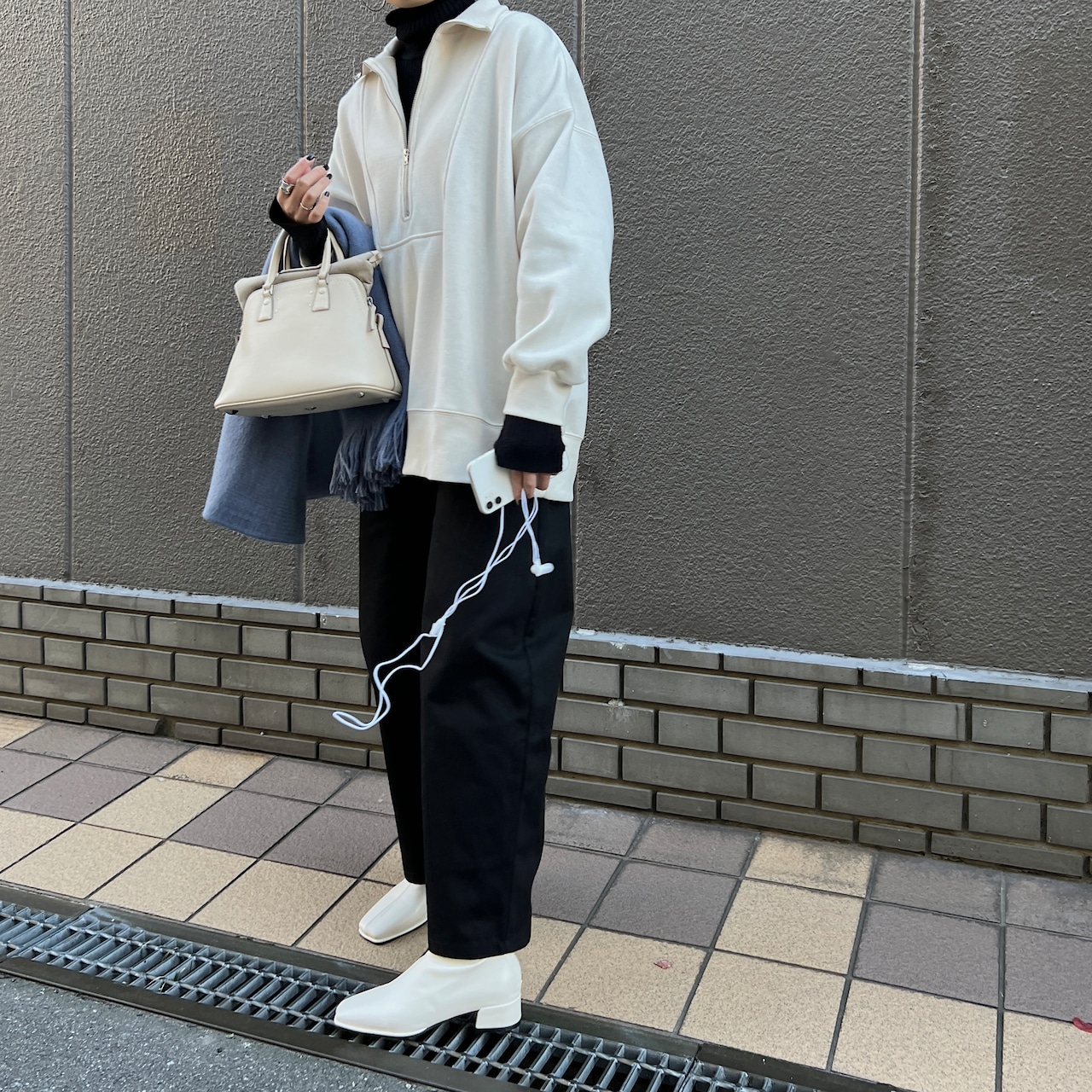 round silhouette twill pants