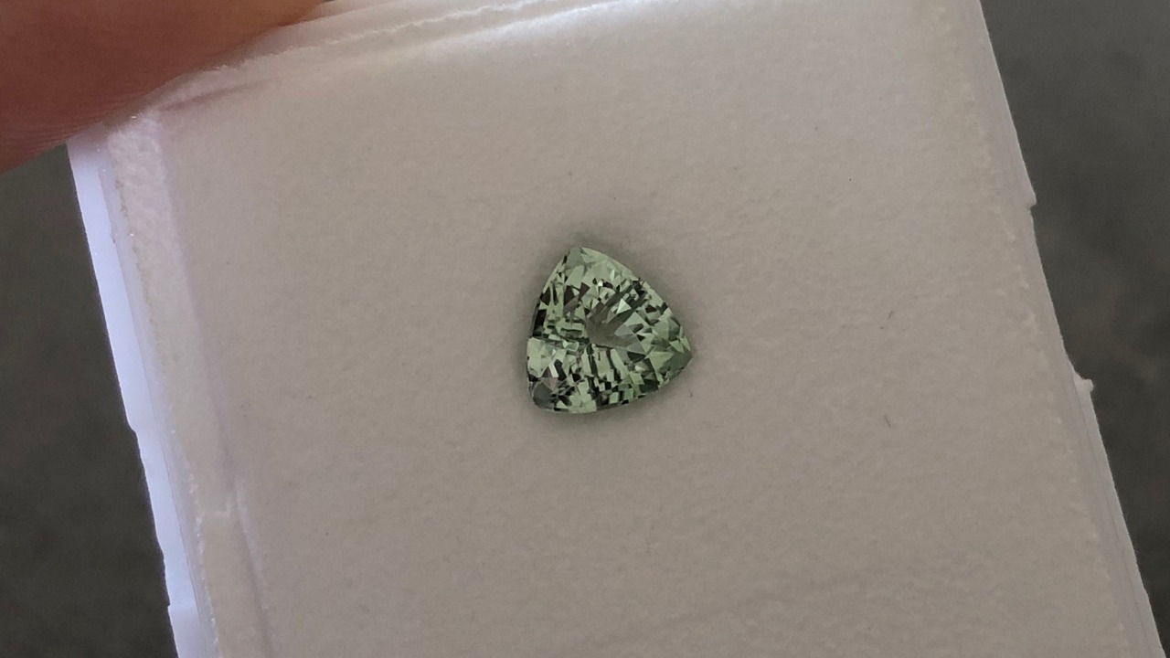 シーフォームグリーントルマリン 6.5x 6.5x4.8mm, 1.07ct