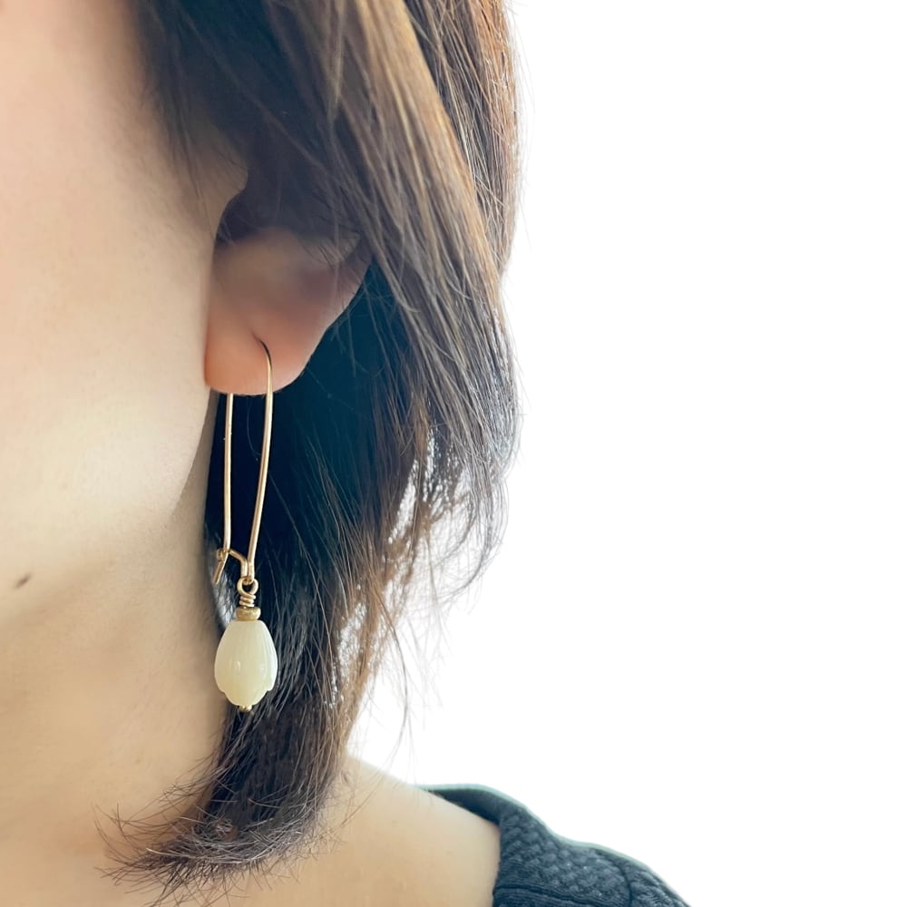 スノードロップモチーフ ピアス｜白蝶貝×14kgf｜大人の花アクセサリー