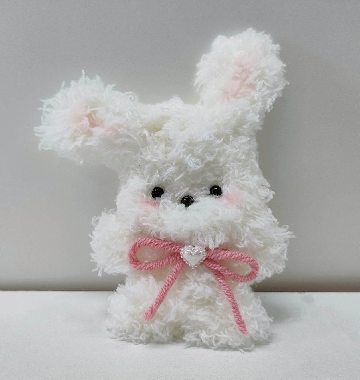 毛糸のリボンを付けたうさぎのモールドール | Gen Design Store