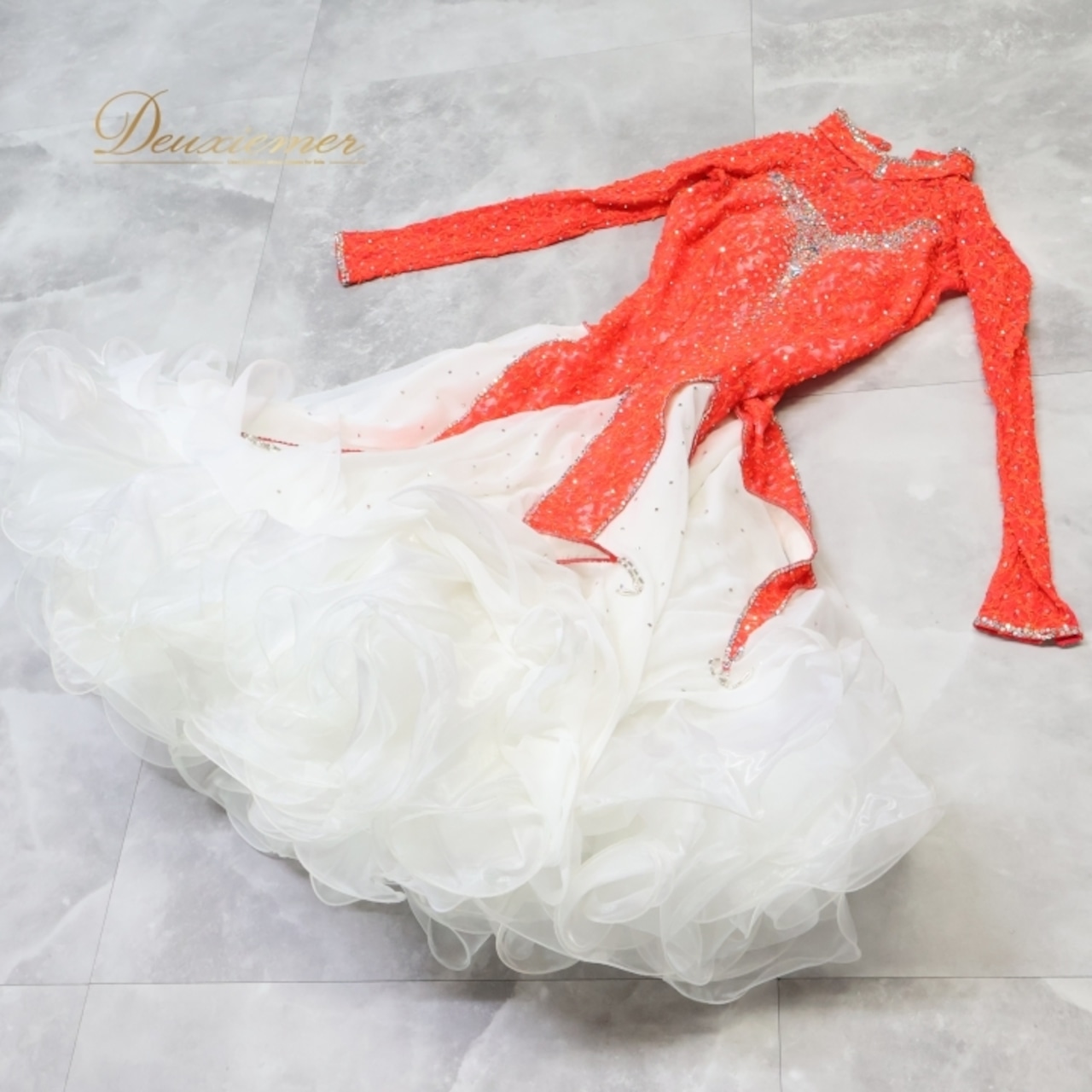 社交ダンス 衣装 スタンダードドレス ワンピース ドレス スタンダード フリル レース デモ 競技 ダンス パーティ 発表会 ボリューム 朱色 赤 白 ホワイト系 レッド系 オレンジ系 可愛い ダンス発表会 ドレスアップ 競技用衣装 女性用ドレス パーティードレス 高級感