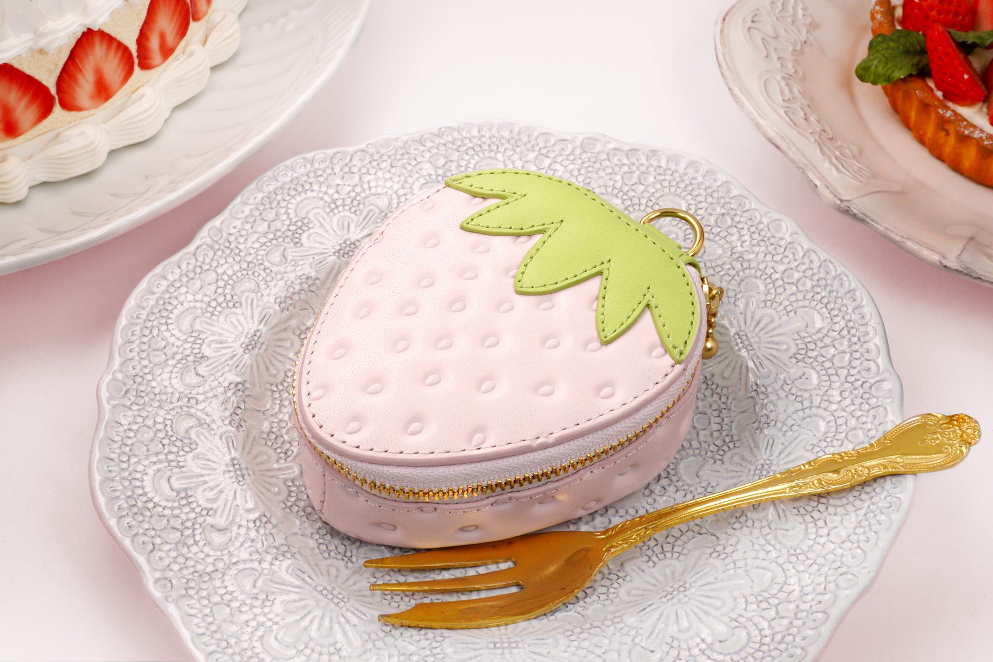 ヘタ付き白いちごなバニティポーチ(リップケース・小物入れ)/本革製