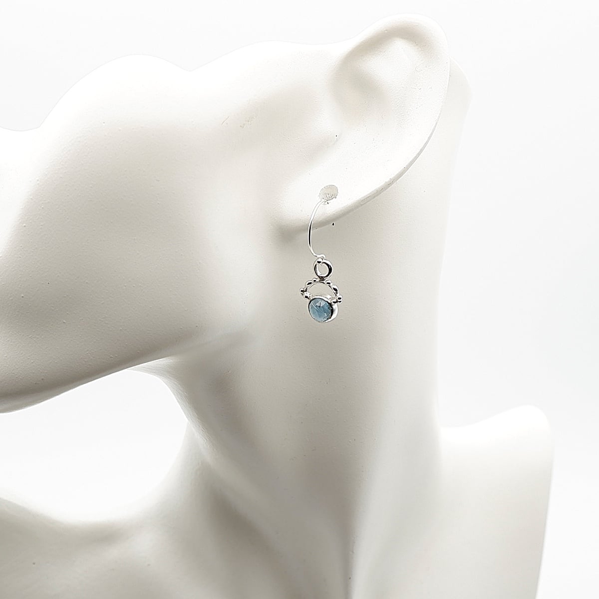 ネオンブルーカイヤナイトのデザインピアス ～黄昏の空に残る青